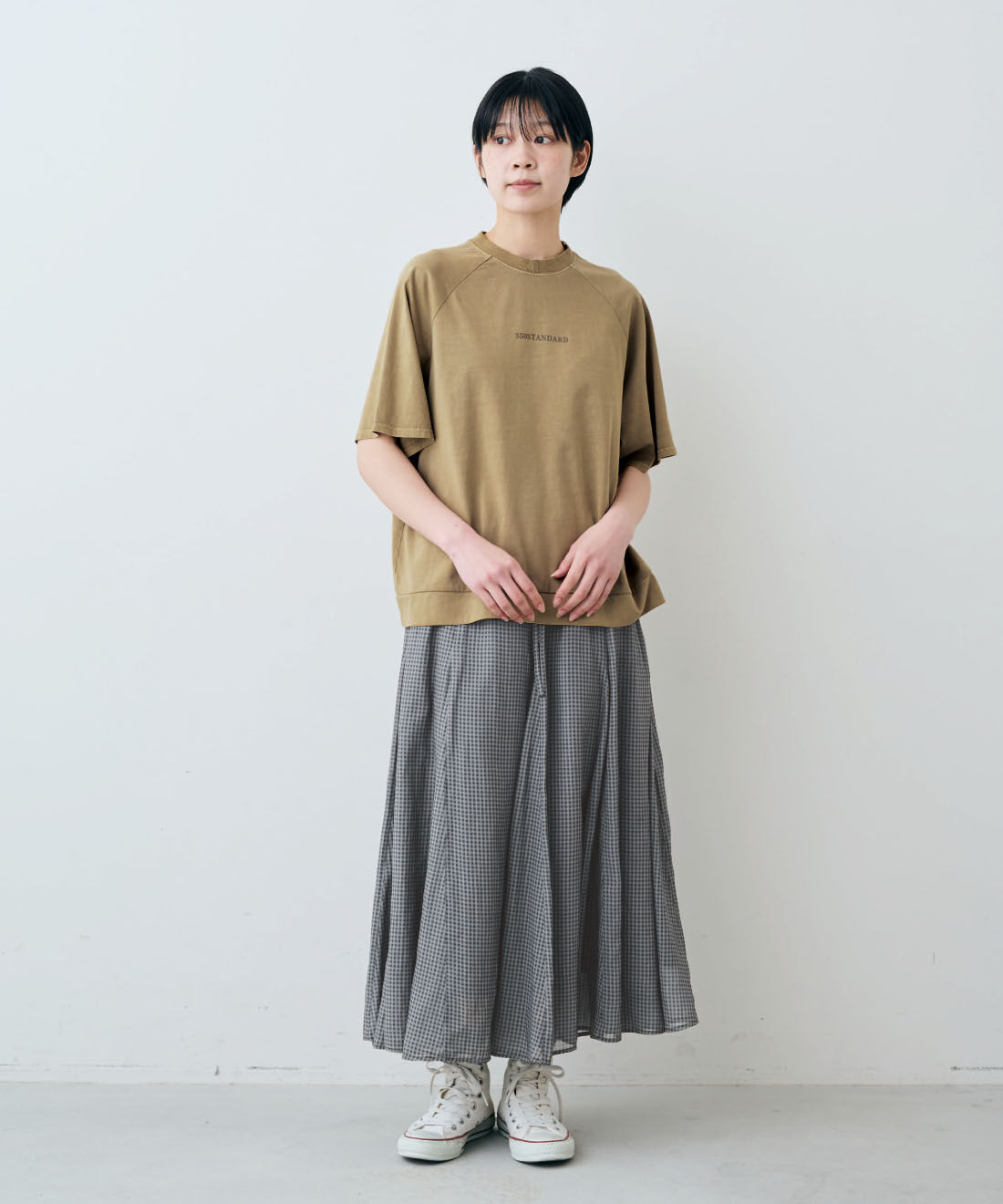THREE FIFTY STANDARD|THREE FIFTY STANDARD　ピグメント加工のロゴプリントＴシャツの会|モデル身長：163cm　着用サイズ：M