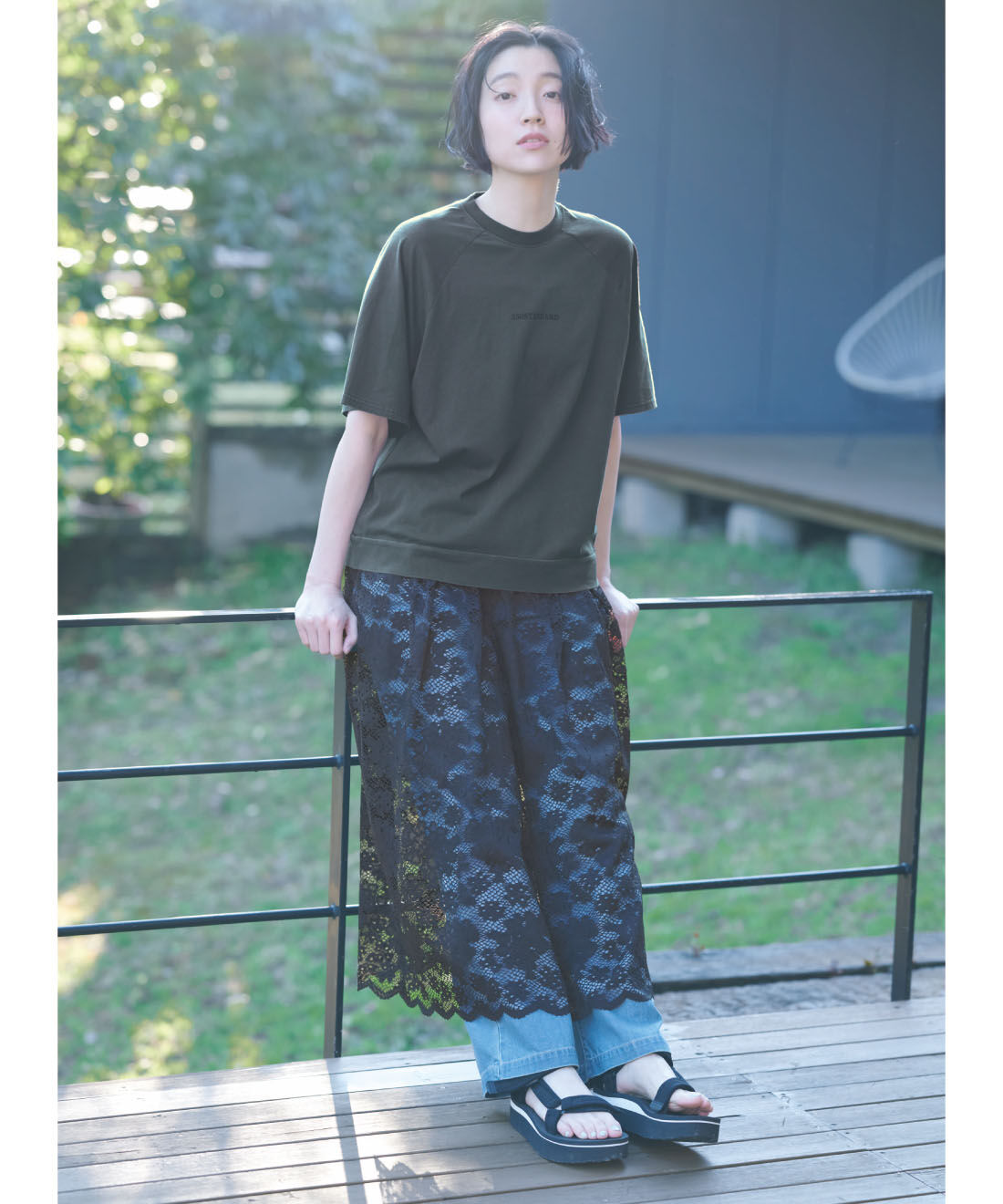 THREE FIFTY STANDARD|綿100％ ピグメント加工 ロゴプリントＴシャツとライトデニムのタックワイドパンツのコーディネート