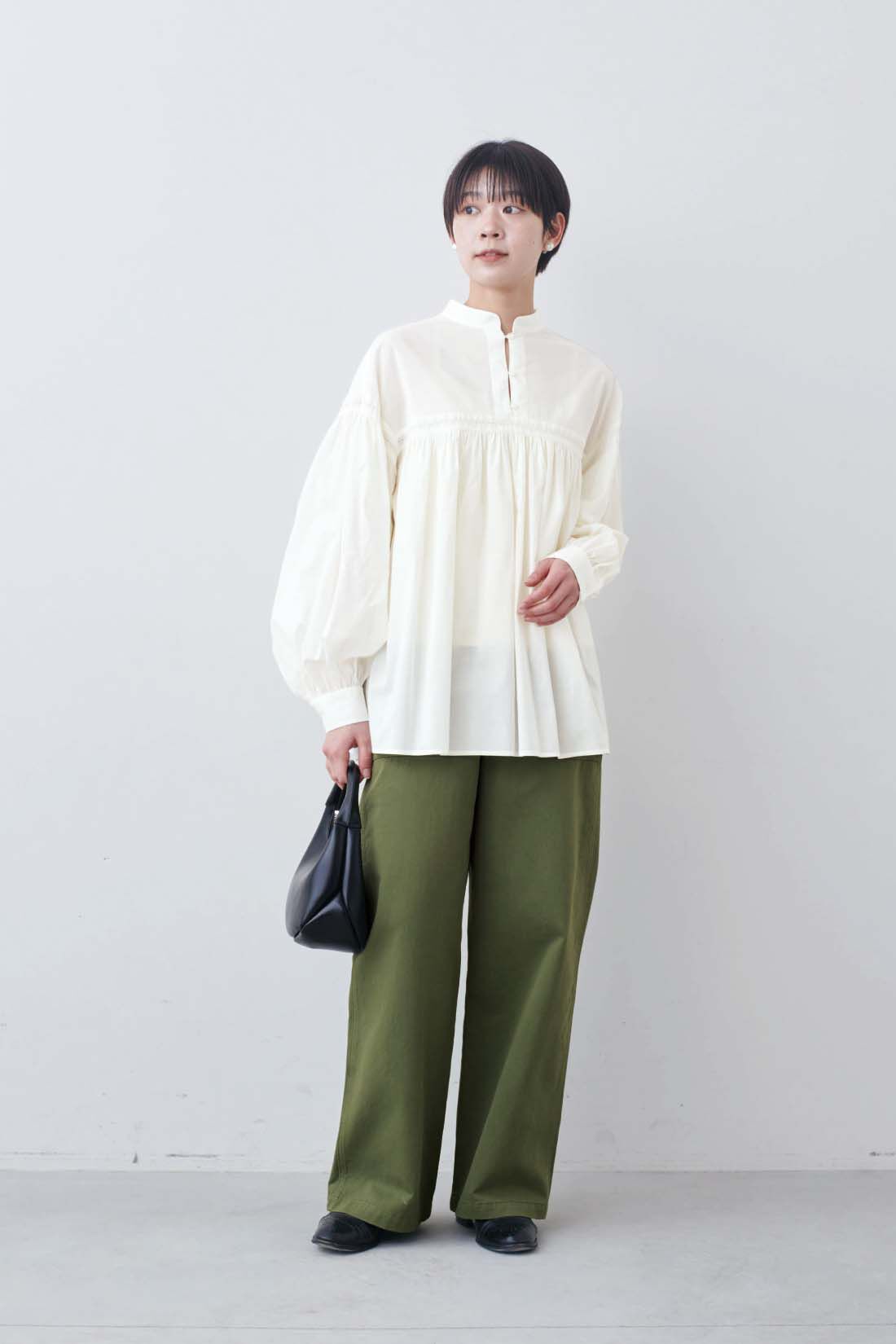 THREE FIFTY STANDARD|THREE FIFTY STANDARD　ベーシックなベイカーパンツ〈カーキグリーン〉|モデル身長：163cm　着用サイズ：M