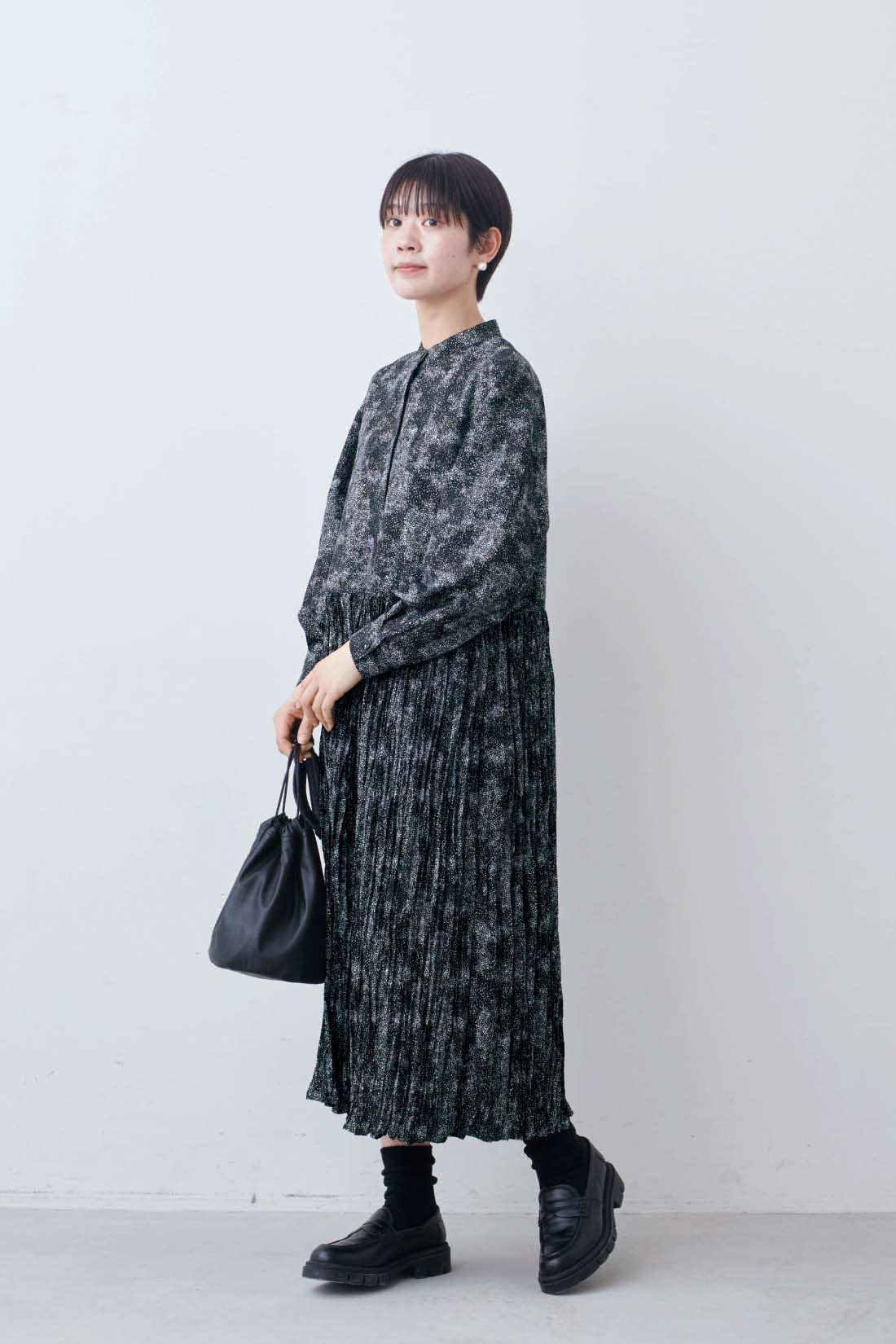 THREE FIFTY STANDARD|THREE FIFTY STANDARD　レオパード風ドット柄のプリーツ切り替えワンピース〈ブラック〉|モデル身長：163cm　着用サイズ：M