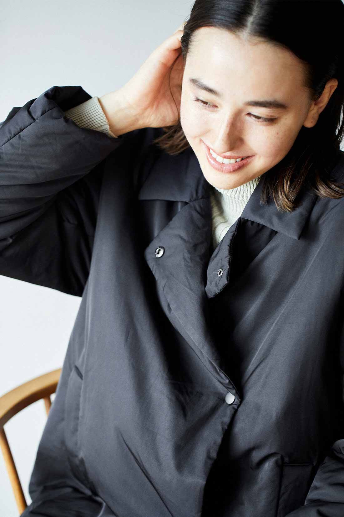 THREE FIFTY STANDARD|THREE FIFTY STANDARD ワンサイドスナップ中わたジャケット〈ブラック〉|フロントのドットボタンを片側に寄せたデザイン。ボタンの開閉や衿もとの開き次第で、着こなしの印象が変わります。