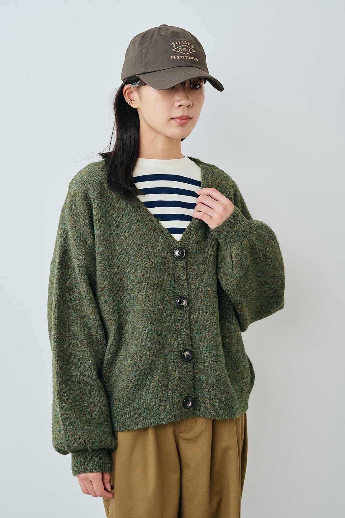 THREE FIFTY STANDARD|THREE FIFTY STANDARD やわらかタッチのVネックカーディガン〈モスグリーン〉|モデル身長：163cm　着用サイズ：M