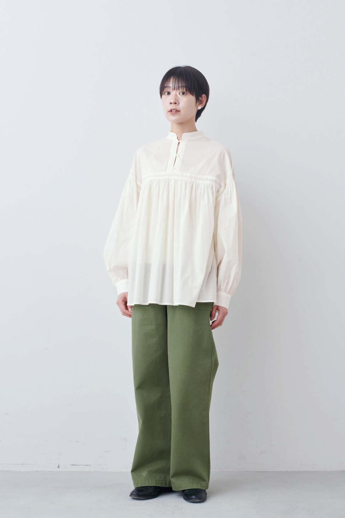 THREE FIFTY STANDARD|ピコ刺繍のコットンギャザーブラウス〈オフホワイト〉とガラスパールのイヤアクセサリーのコーディネート