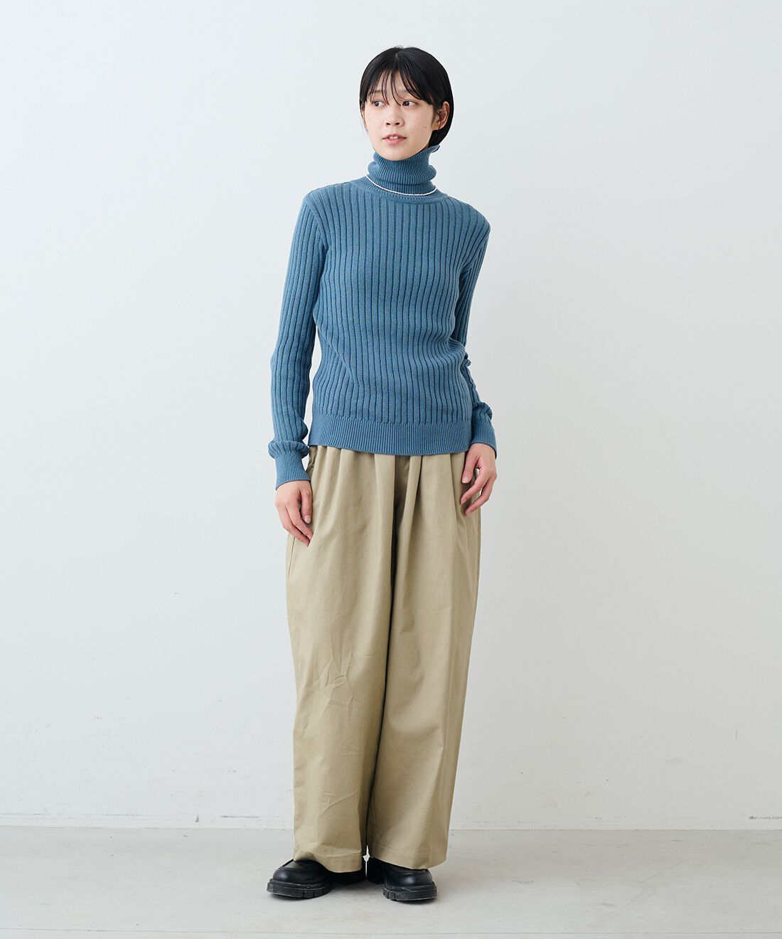 THREE FIFTY STANDARD［スリーフィフティースタンダード］|コットン１００％リブタートル　ＴＦＳと貝パールのバロック風ネックレス　ＴＦＳのコーディネート|モデル身長：163cm 着用サイズ：M
