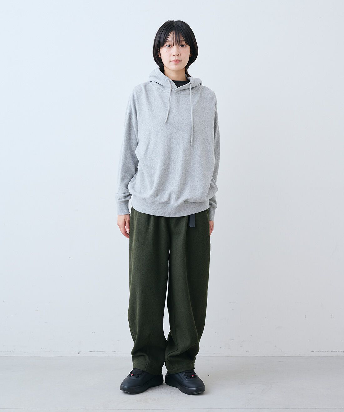 THREE FIFTY STANDARD|トンプキン裏毛スウェット パーカー〈杢グレー〉とミリタリーテイストの起毛タックパンツ〈オリーブグリーン〉のコーディネート