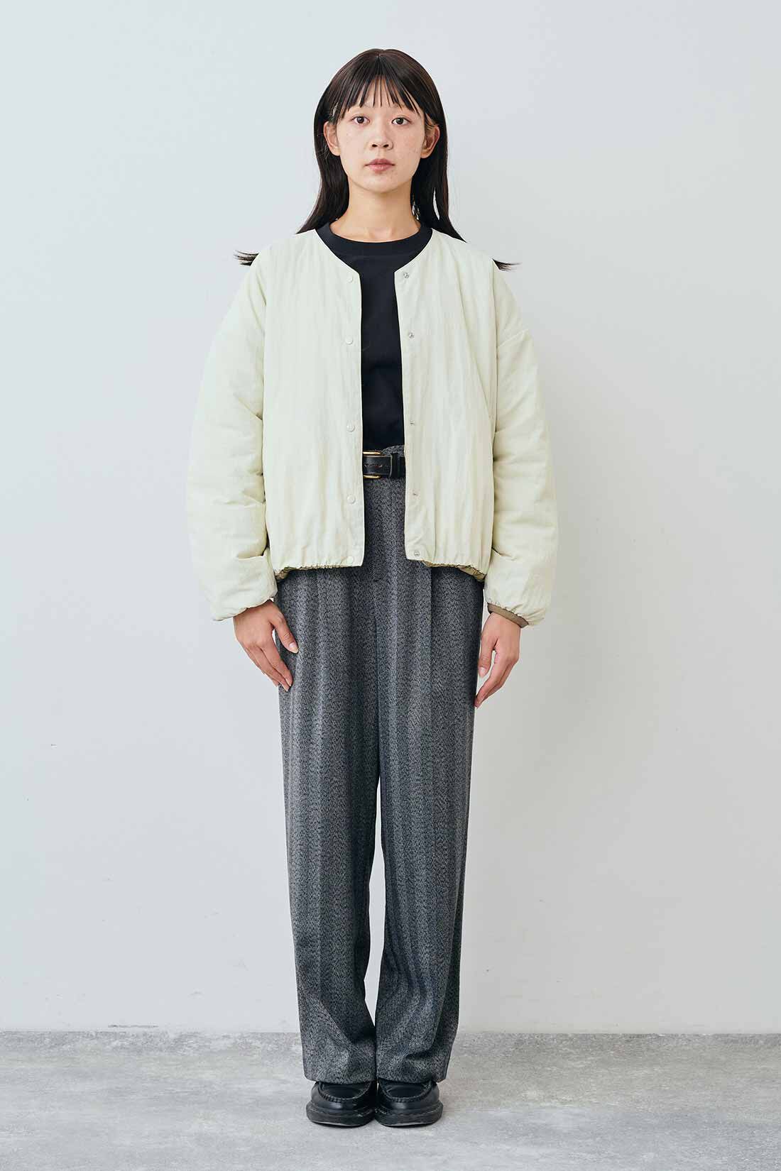 THREE FIFTY STANDARD|綿100％ トレーナーみたいなTシャツ〈ブラック〉とヘリンボーン素材のワイドパンツ〈チャコールグレー〉のコーディネート