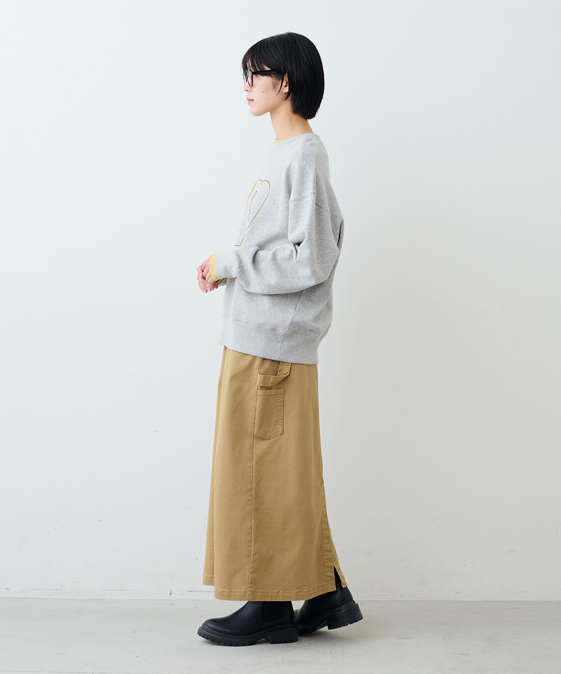 THREE FIFTY STANDARD|クルーネックスウェットトップスＧＹ　ＴＦＳとシアーなカットソートップスの会とレザーのワイドボストンバッグＢＫ　ＴＦＳのコーディネート|モデル身長：163cm 着用サイズ：M