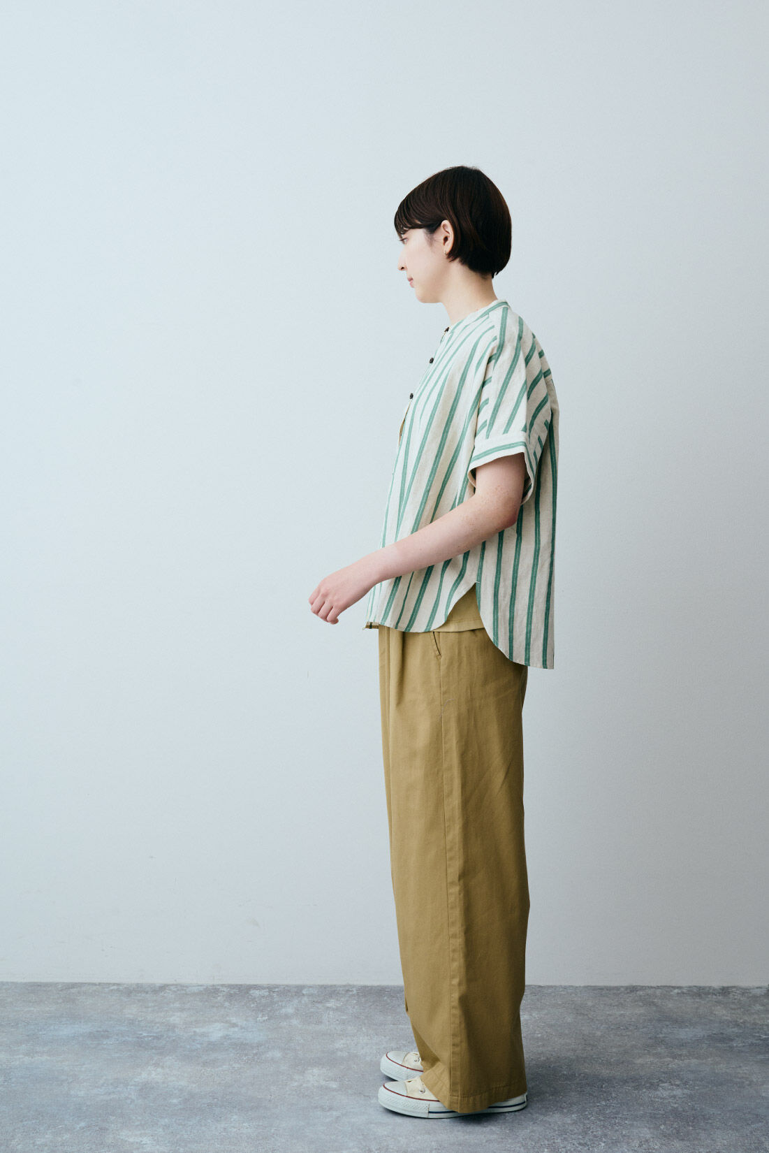 THREE FIFTY STANDARD|コットンリネンストライプシャツＧＲ　ＴＦＳとタックイージーチノパンツカーキベージュ　ＴＦＳのコーディネート