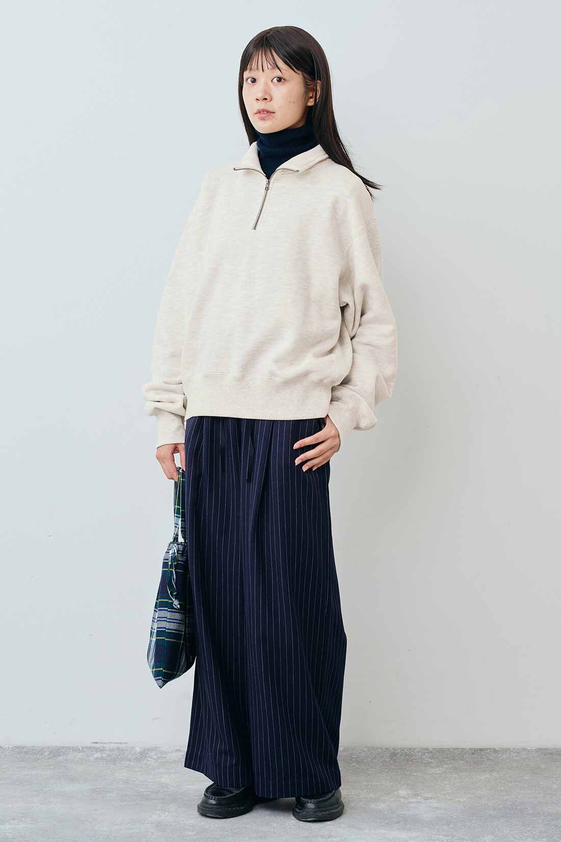 THREE FIFTY STANDARD［スリーフィフティースタンダード］|コットン100％のリブタートルとウエスト総ゴム ピンストライプのワイドパンツ〈ネイビー〉のコーディネート