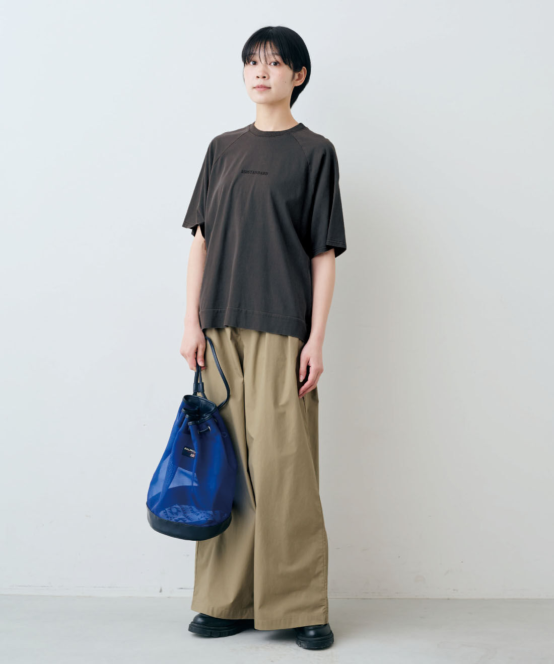 THREE FIFTY STANDARD|THREE FIFTY STANDARD　ピグメント加工のロゴプリントＴシャツの会|モデル身長：163cm　着用サイズ：M