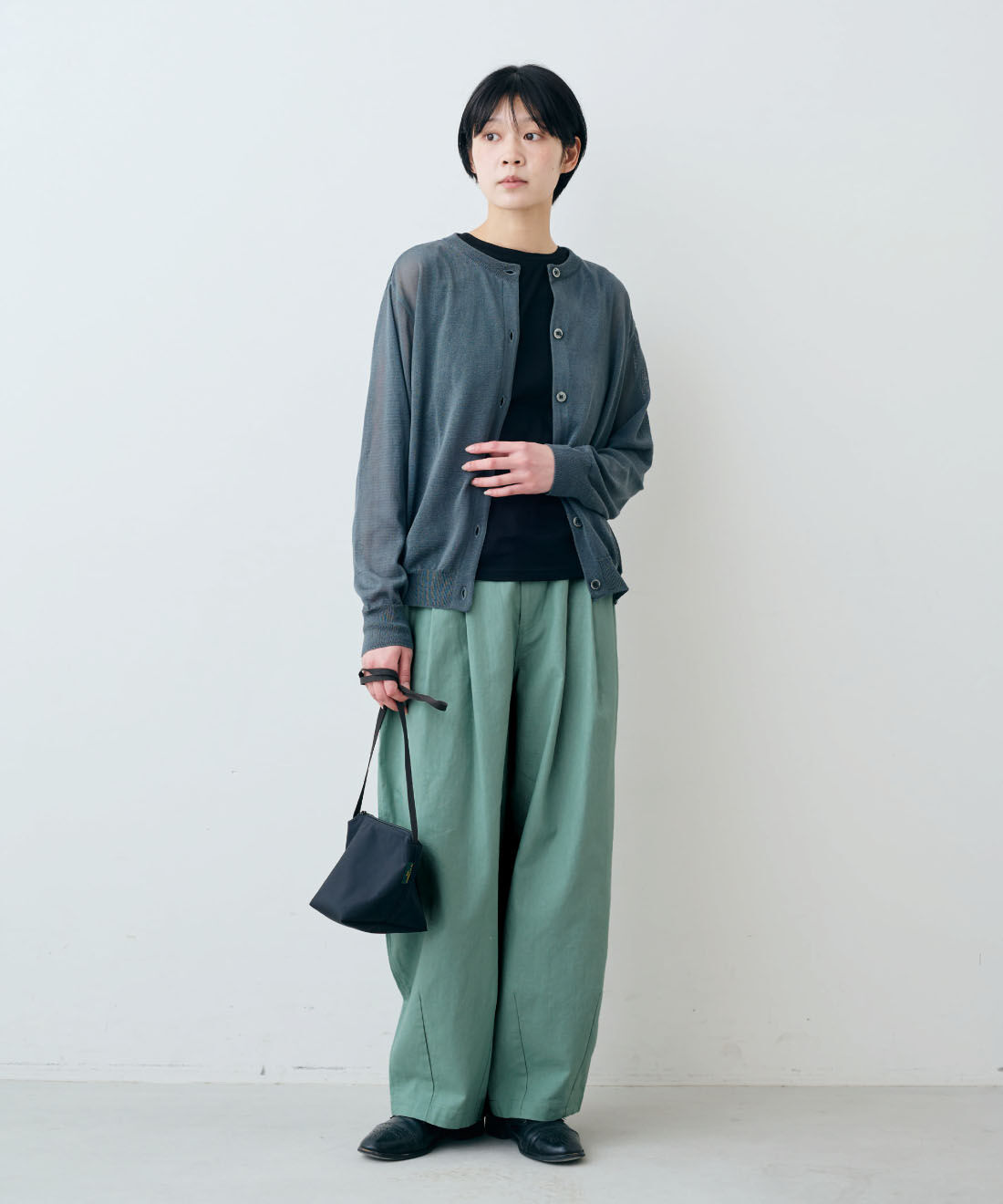THREE FIFTY STANDARD［スリーフィフティースタンダード］|日本製 シアー クルーネック カーディガン 〈ダークグレー〉とシルケット加工 タンクトップのコーディネート