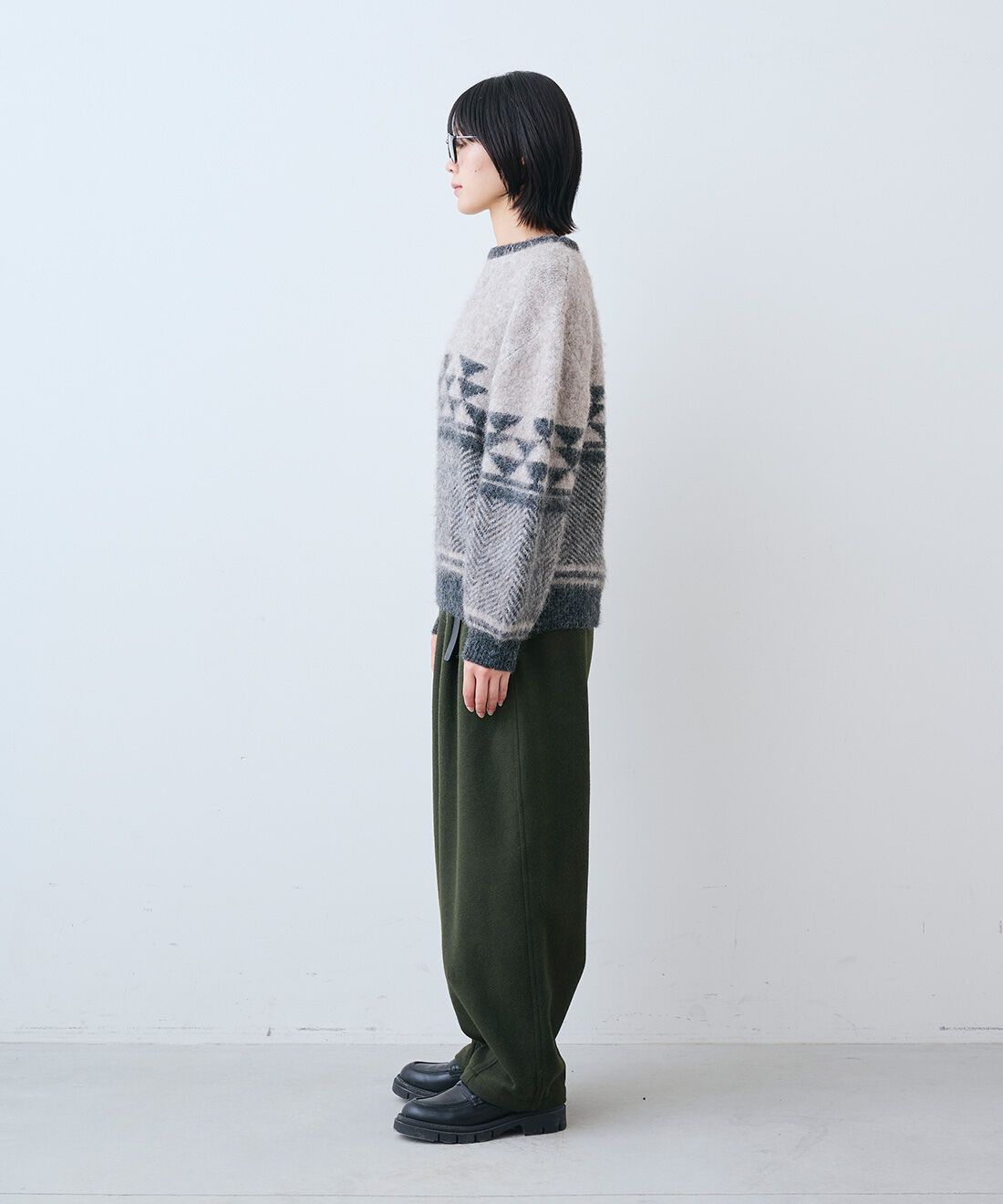 THREE FIFTY STANDARD|ミリタリーテイストの起毛タックパンツ〈オリーブグリーン〉とレザーのワイド ボストンバッグ〈ブラック〉のコーディネート