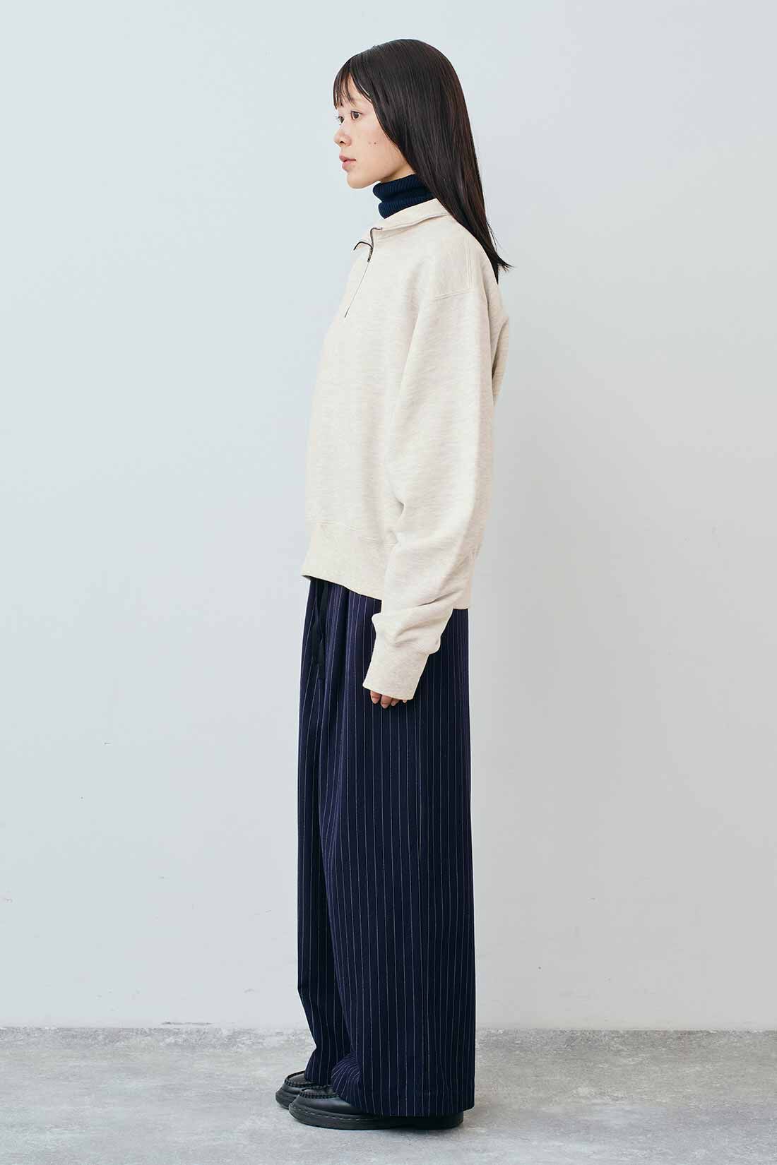 THREE FIFTY STANDARD［スリーフィフティースタンダード］|コットン100％のリブタートルとウエスト総ゴム ピンストライプのワイドパンツ〈ネイビー〉のコーディネート