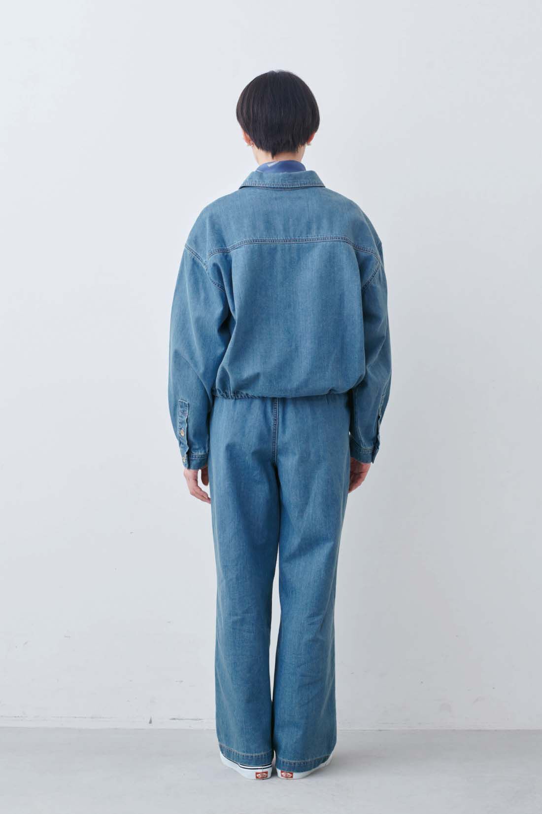 THREE FIFTY STANDARD|THREE FIFTY STANDARD　ライトデニムのタックワイドパンツ|モデル身長：163cm　着用サイズ：M