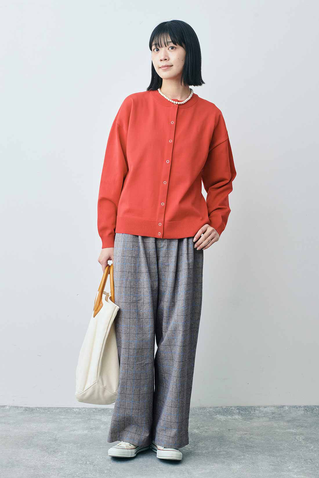 THREE FIFTY STANDARD|リサイクルポリエステルカーディガンＲＤ　ＴＦＳとブルーラインチェックパンツ　ＴＦＳのコーディネート|モデル身長：163cm 着用サイズ：M