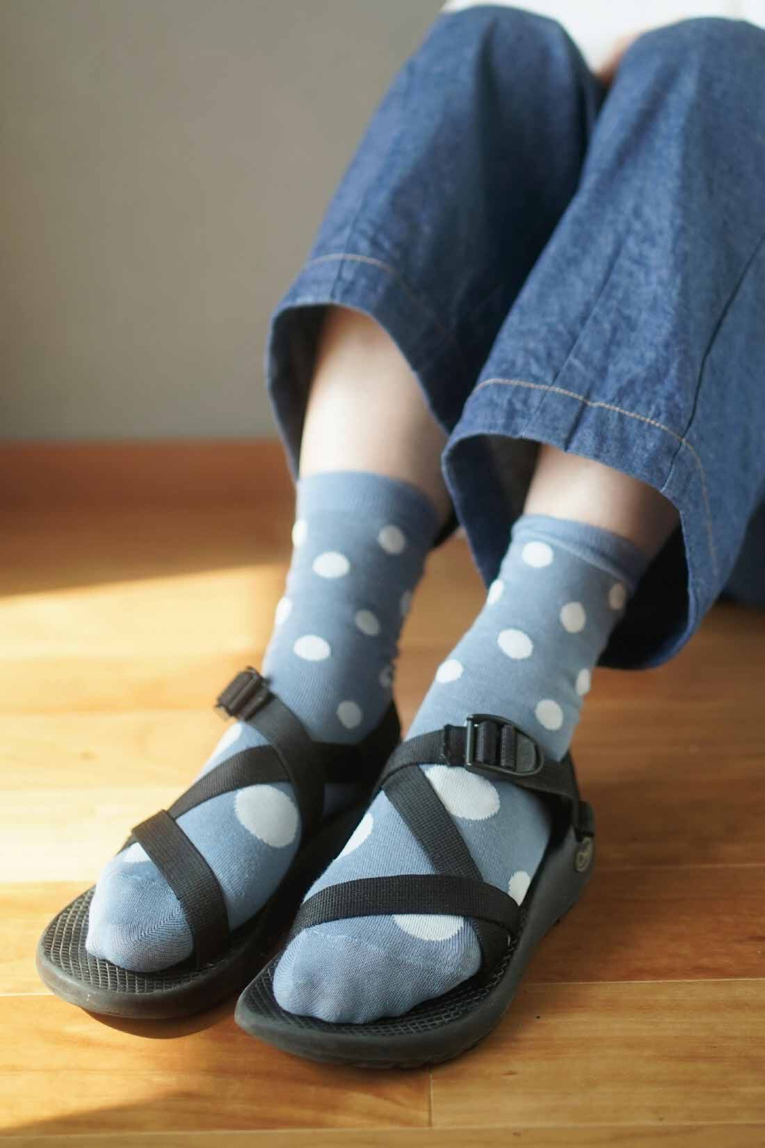 THREE FIFTY STANDARD|THREE FIFTY STANDARD 金子敦子さんと作った 色で遊ぶドットソックスセットの会|LONG インディゴブルーとなじみがいい、グレイッシュブルーのロングソックス。大小のサイズ感の水玉で、足もとに抑揚をプラス。