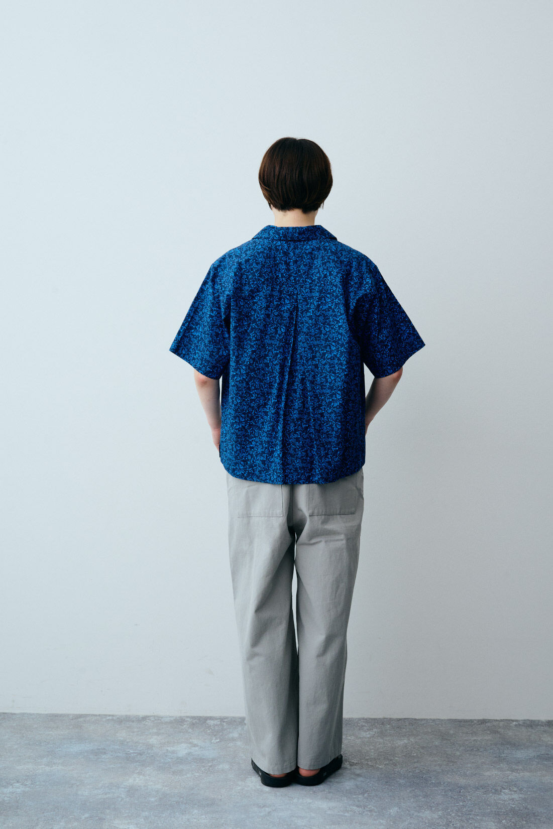 THREE FIFTY STANDARD|THREE FIFTY STANDARD シックな花柄の開衿シャツ〈ネイビー〉