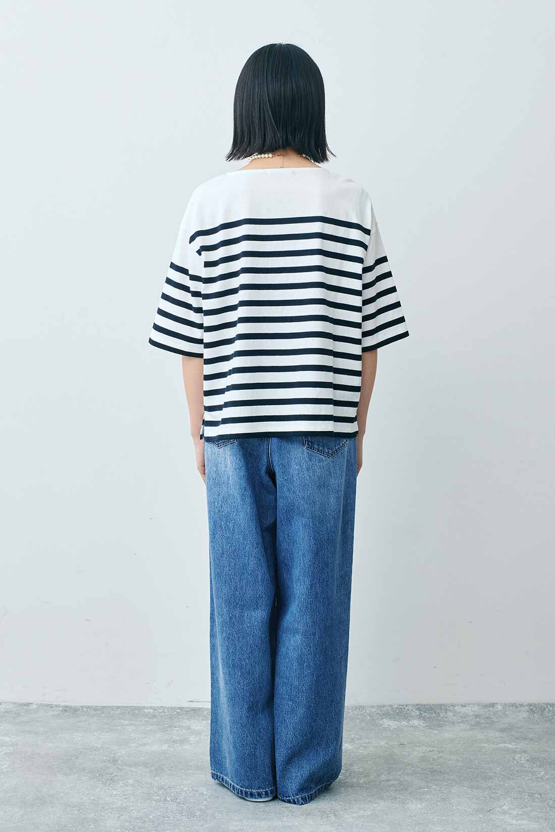 THREE FIFTY STANDARD|パネルボーダーTシャツ TFSとタックバギーデニムパンツ TFSのコーディネート|モデル身長:163cm 着用サイズ:M THREE FIFTY STANDARD|パネルボーダーTシャツ TFSとタックバギーデニムパンツ TFSのコーディネート|モデル身長:163cm 着用サイズ:M