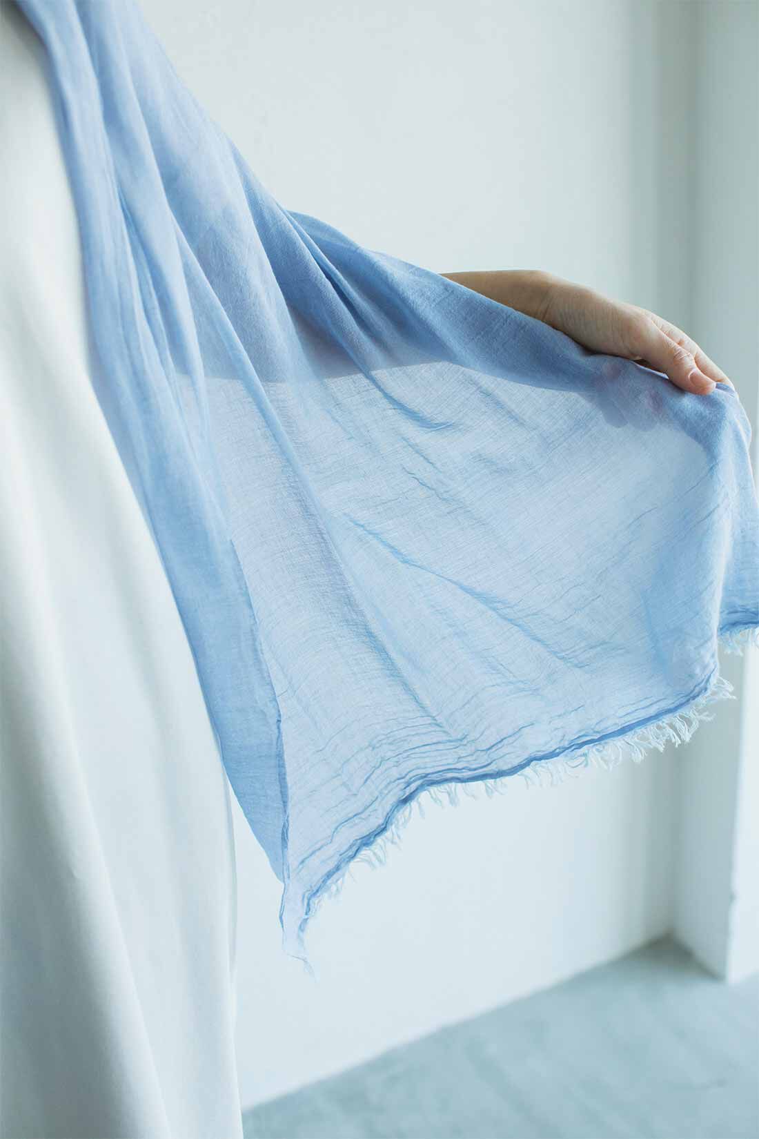 THREE FIFTY STANDARD|THREE FIFTY STANDARD シルク混のやわらか大判ストール〈ブルー〉|ほどよいボリューム感とすけ感。どちらのカラーもアクセントに使いやすく、こなれた印象に。