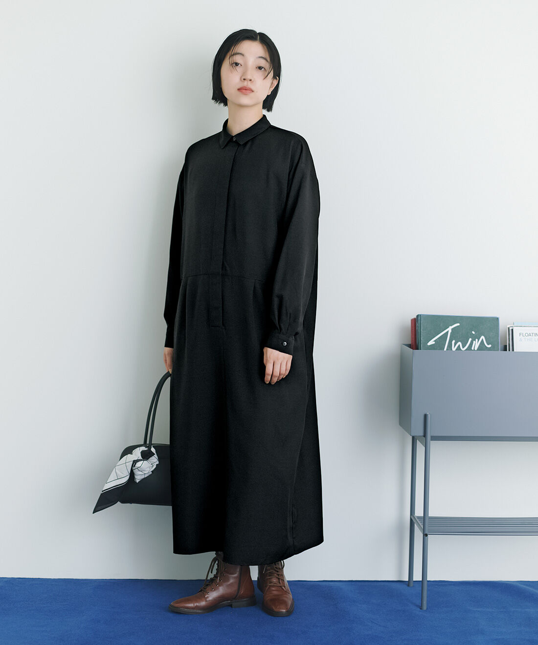 THREE FIFTY STANDARD|レザーのワイドボストンバッグＢＫ　ＴＦＳと小谷実由さんとつくったチェックスカーフＴＦＳのコーディネート
