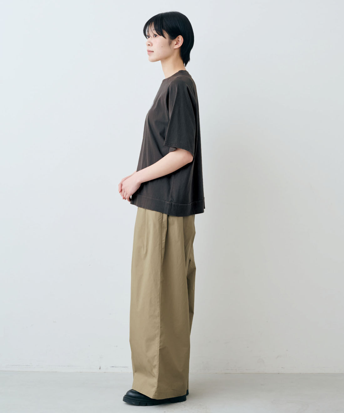 THREE FIFTY STANDARD|THREE FIFTY STANDARD　ピグメント加工のロゴプリントＴシャツの会|モデル身長：163cm　着用サイズ：M