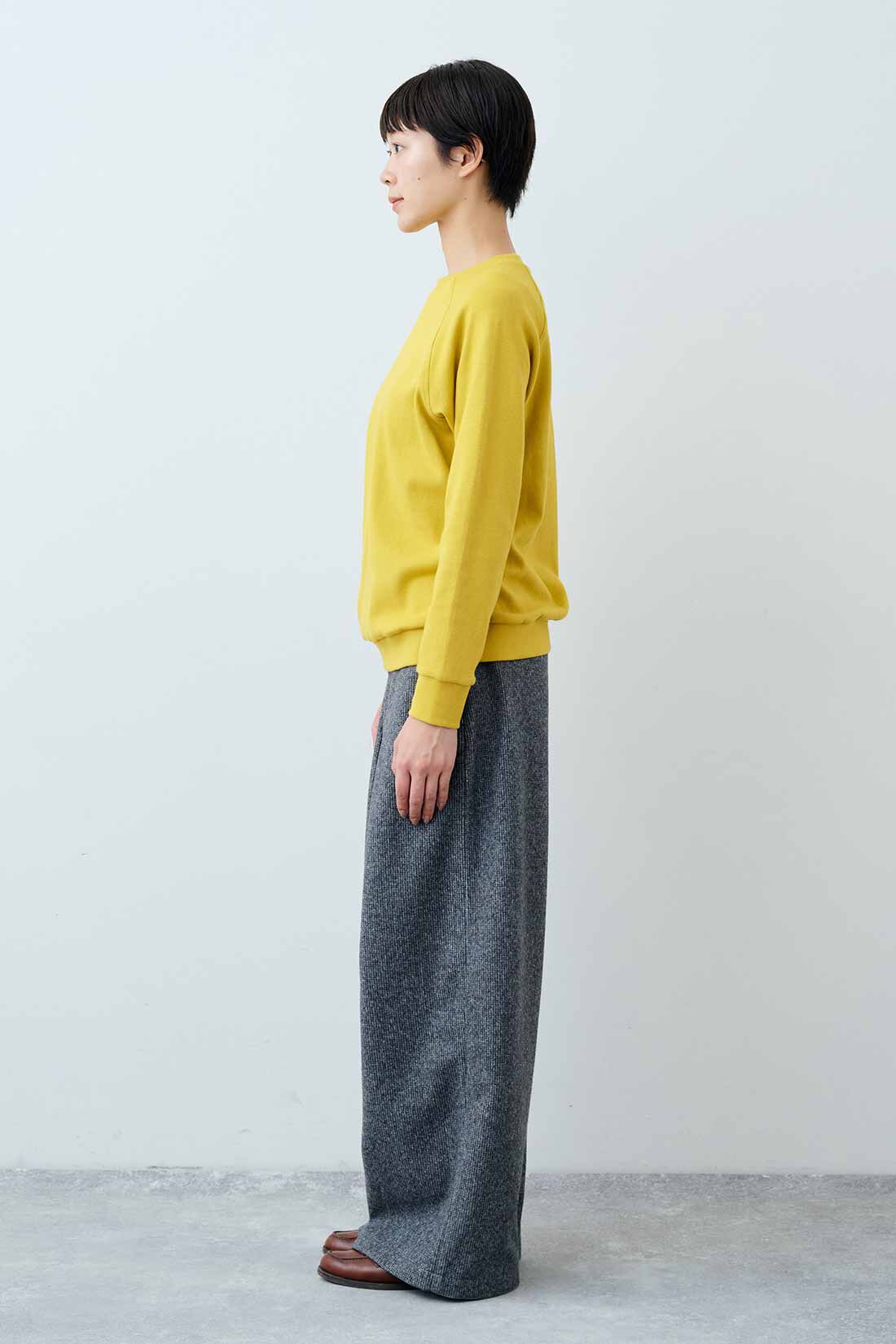 THREE FIFTY STANDARD|セーラー風のハーフジップスウェット〈チャコールグレー〉とフライス編みのストレッチラグランスリーブTシャツの会のコーディネート|モデル身長：163cm 着用サイズ：M