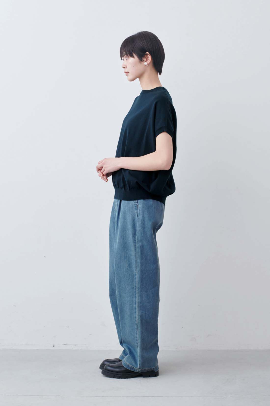 THREE FIFTY STANDARD|ライトデニムのタックワイドパンツのコーディネート