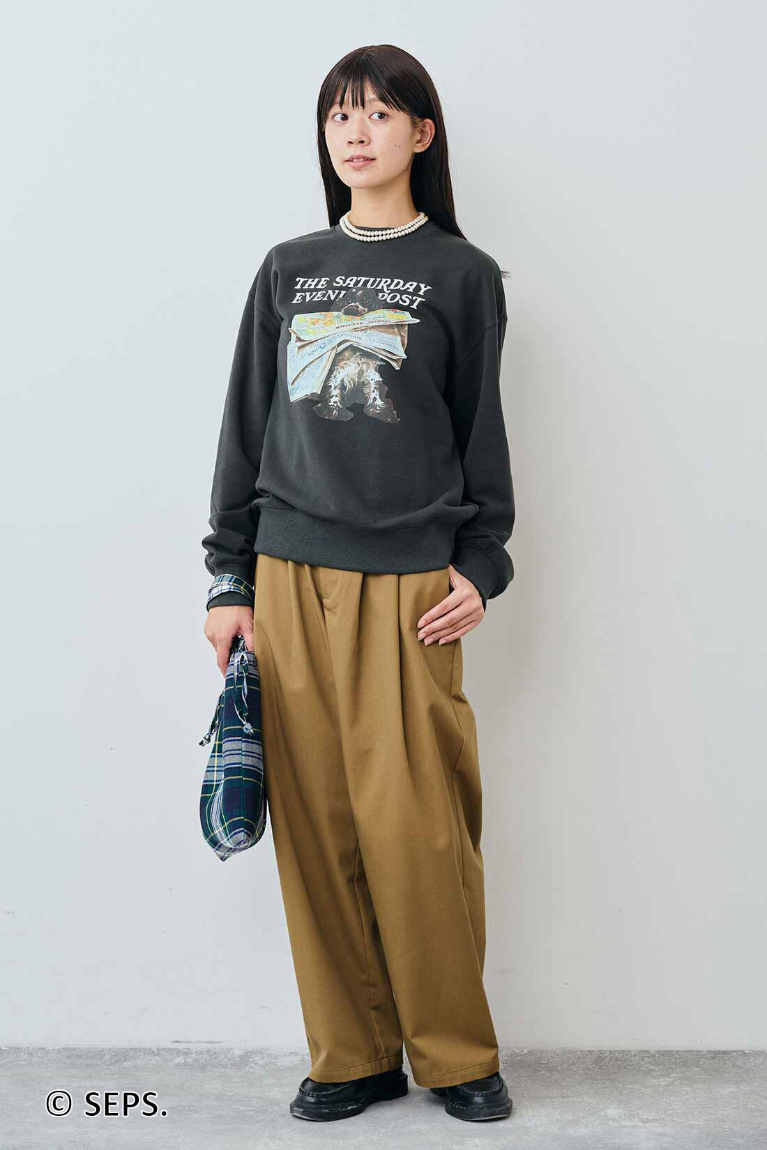THREE FIFTY STANDARD|THREE FIFTY STANDARD Saturday Evening Post ヴィンテージライクプリントトレーナー〈チャコールグレー〉|モデル身長：163cm　着用サイズ：M