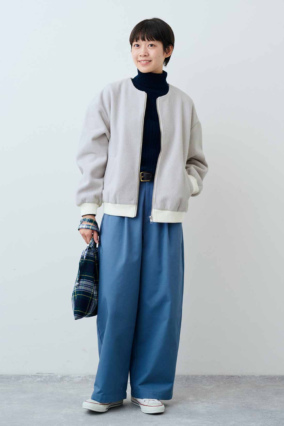 THREE FIFTY STANDARD|金子敦子さんと作った ノーカラーブルゾン〈ライトグレー〉とコットン100％のリブタートルのコーディネート|モデル身長：163cm 着用サイズ：M