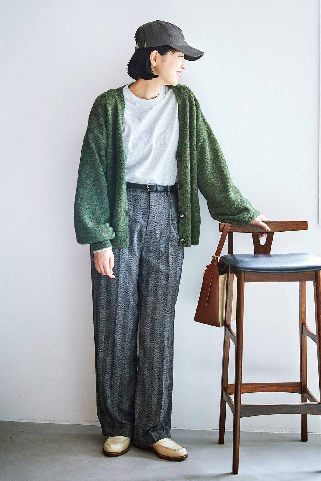 THREE FIFTY STANDARD|THREE FIFTY STANDARD やわらかタッチのVネックカーディガン〈モスグリーン〉