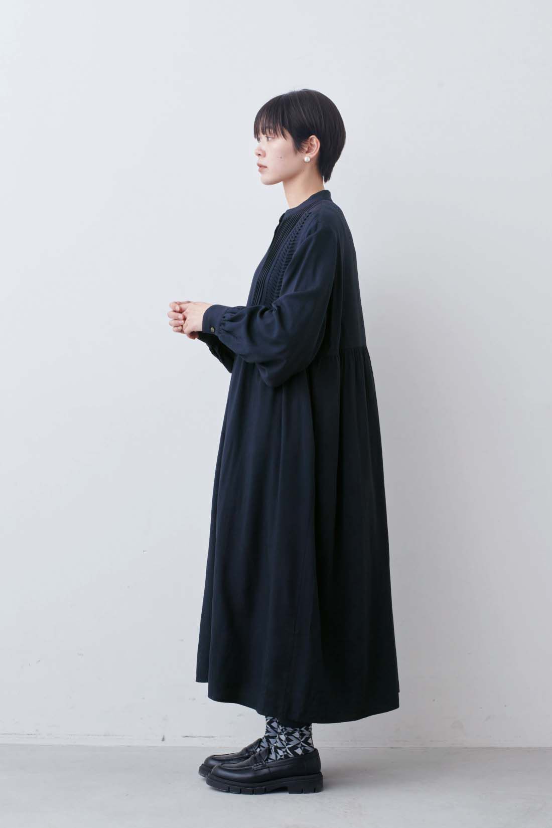 THREE FIFTY STANDARD|ピンタックのワンピース 〈ネイビー〉とガラスパールのイヤアクセサリーのコーディネート THREE FIFTY STANDARD|ピンタックのワンピース 〈ネイビー〉とガラスパールのイヤアクセサリーのコーディネート