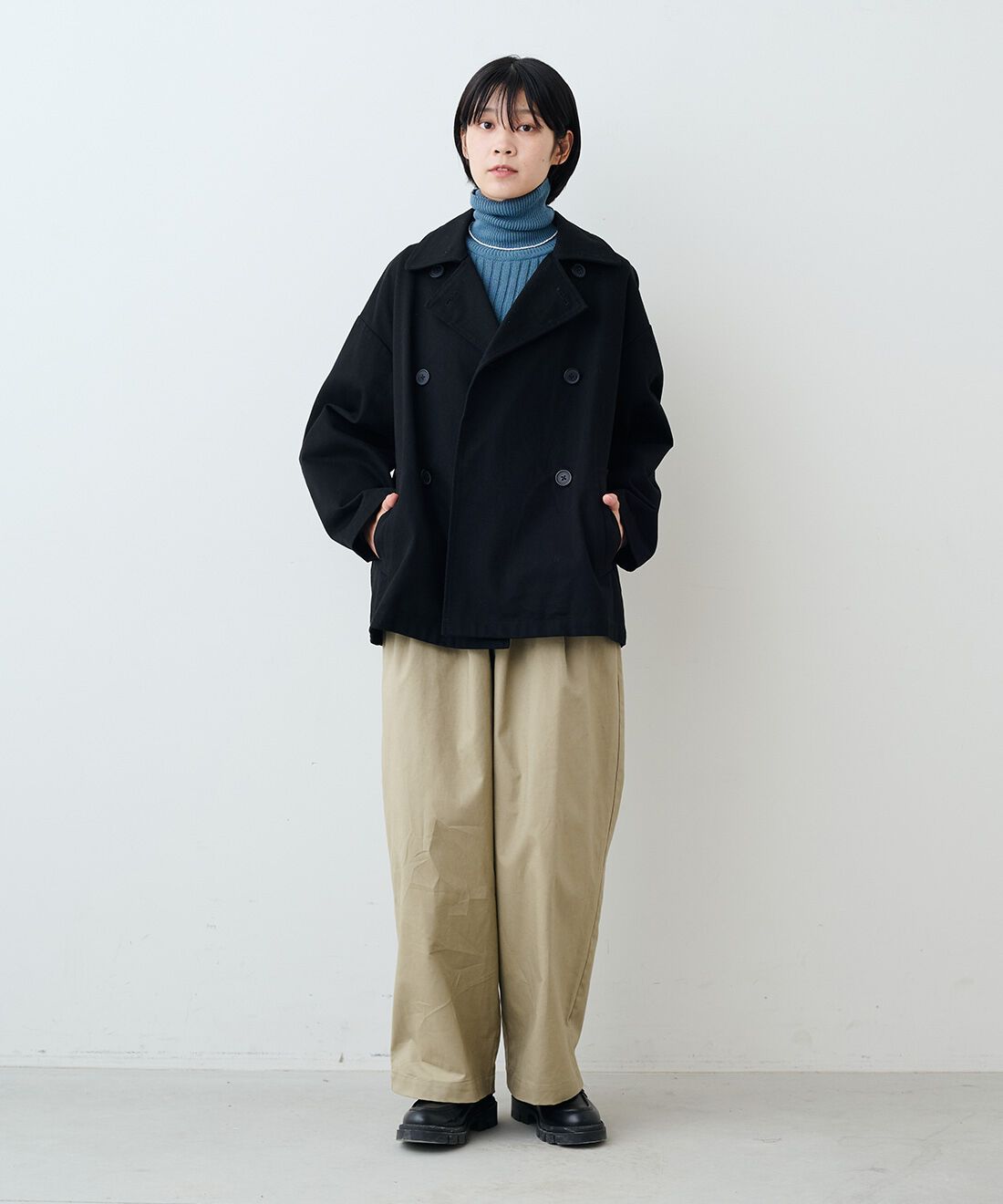 THREE FIFTY STANDARD［スリーフィフティースタンダード］|コットン１００％リブタートル　ＴＦＳと綿麻タックイージーパンツカーキベージュ　ＴＦＳと貝パールのバロック風ネックレス　ＴＦＳのコーディネート|モデル身長：163cm 着用サイズ：M