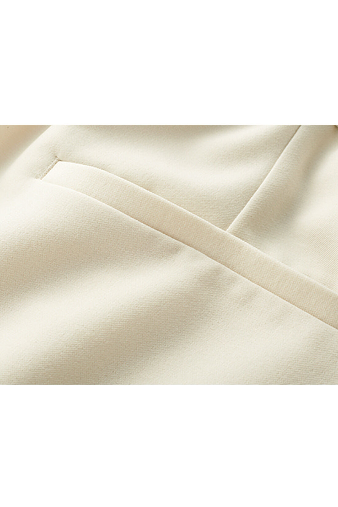 THREE FIFTY STANDARD|THREE FIFTY STANDARD 落ち感がきれいなタックパンツ〈ブラック〉|ストレッチ性があって動きやすく、しわになりにくいポリエステルツイル生地を使用。　※お届けするカラーとは異なります。