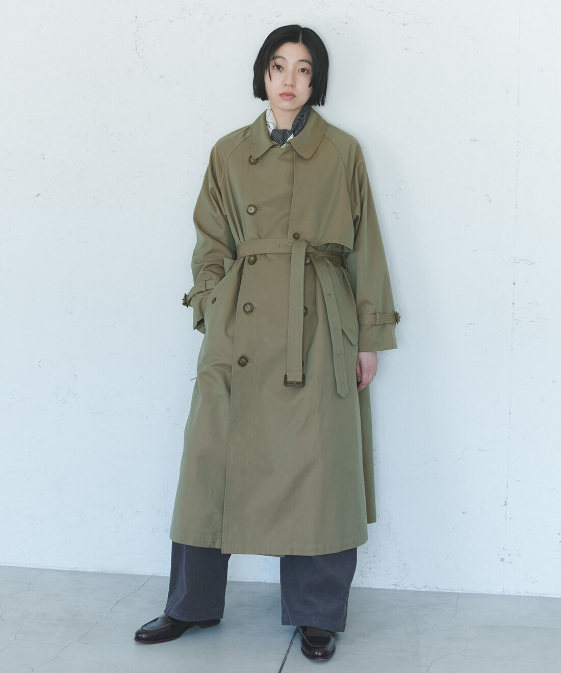 THREE FIFTY STANDARD|THREE FIFTY STANDARD　小谷 実由さんと作った はおるだけで様になる玉虫色のトレンチコート〈カーキグリーン〉