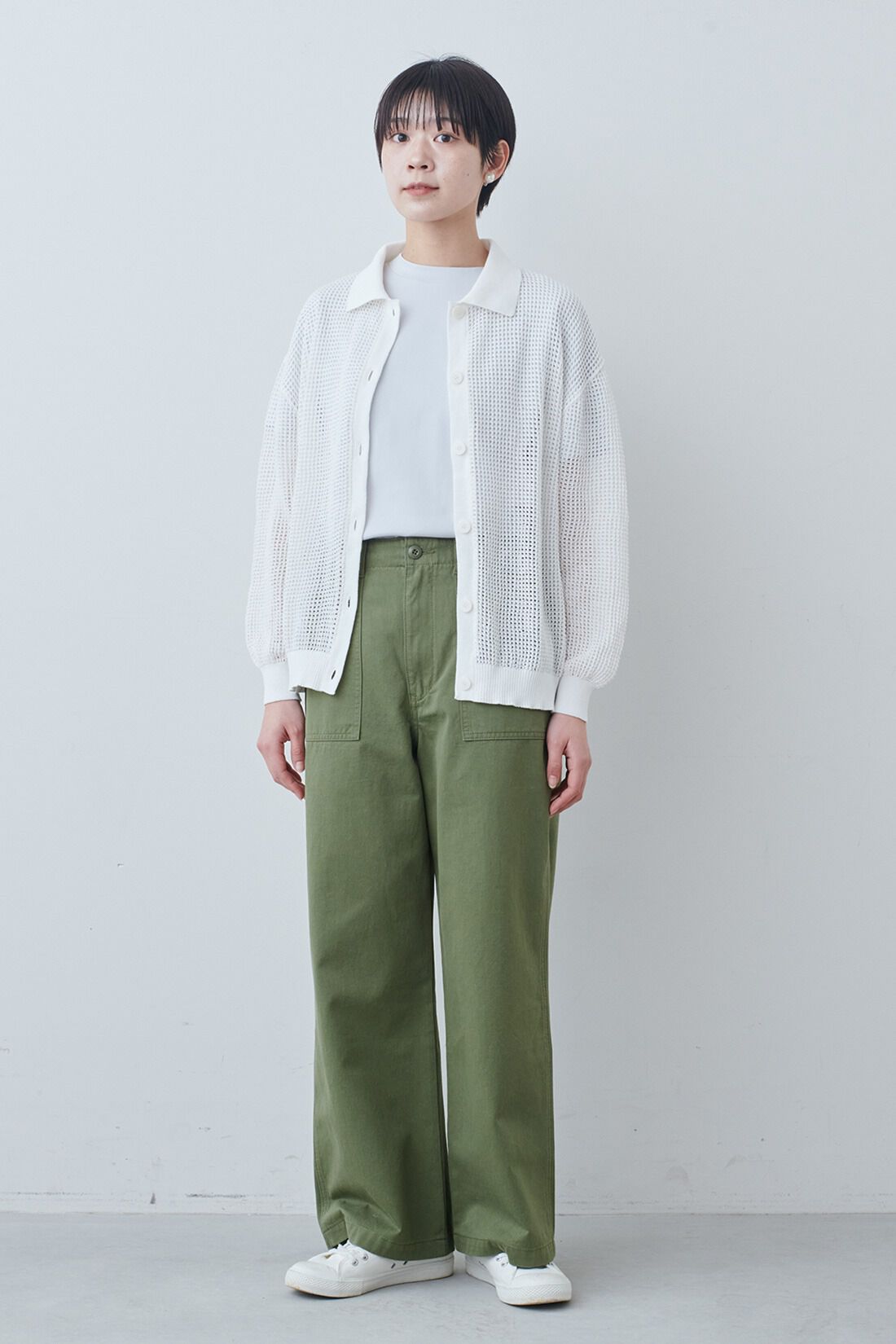 THREE FIFTY STANDARD|衿付きニット透かし編みカーディガン〈オフホワイト〉とシルキーな肌ざわりのベーシックなTシャツの会のコーディネート