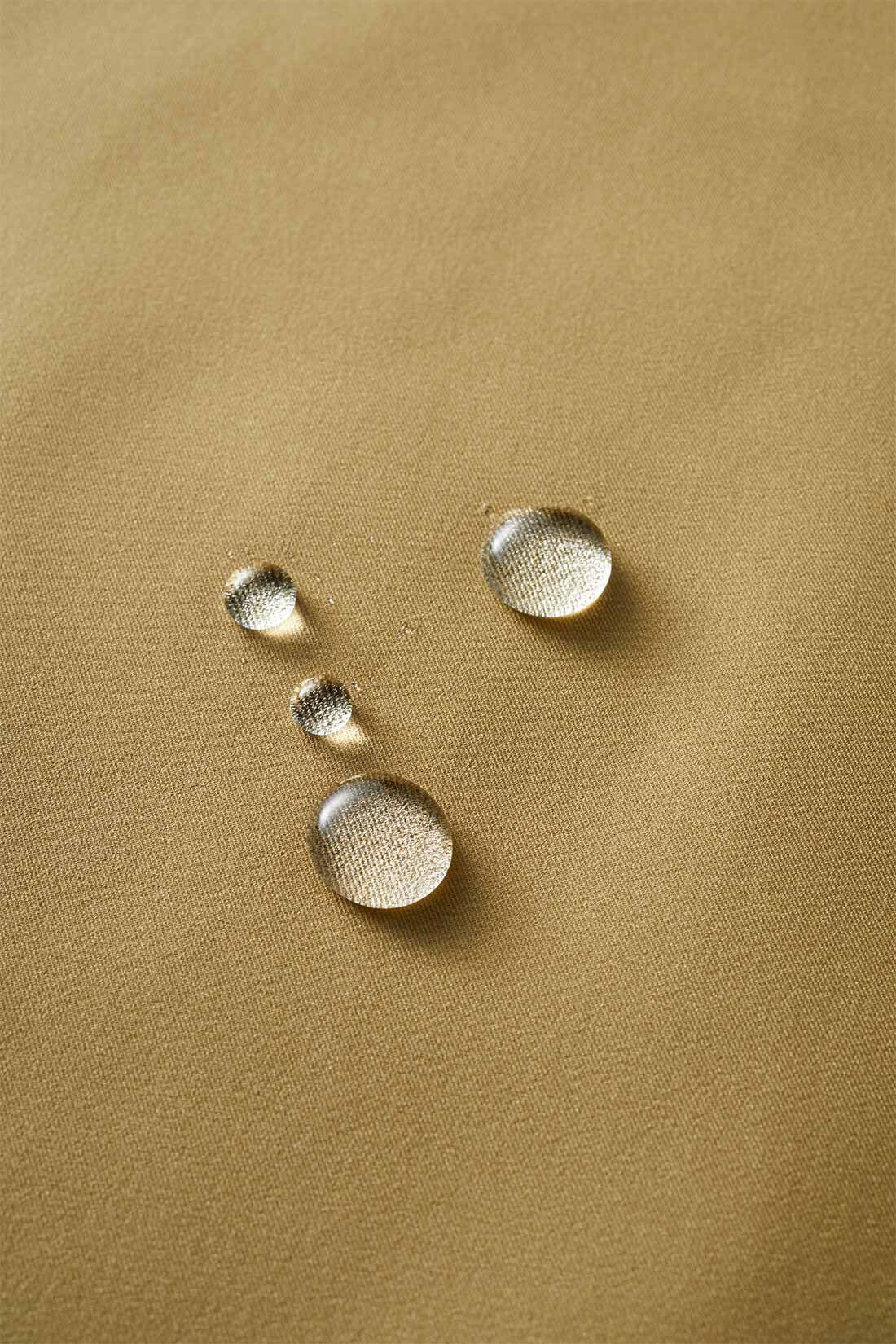 THREE FIFTY STANDARD|THREE FIFTY STANDARD スタンドカラーの撥水（はっすい）コート〈カーキベージュ〉|軽いポリエステル100％の生地の裏にフィルムコーティングをほどこした、撥水性にすぐれた素材。