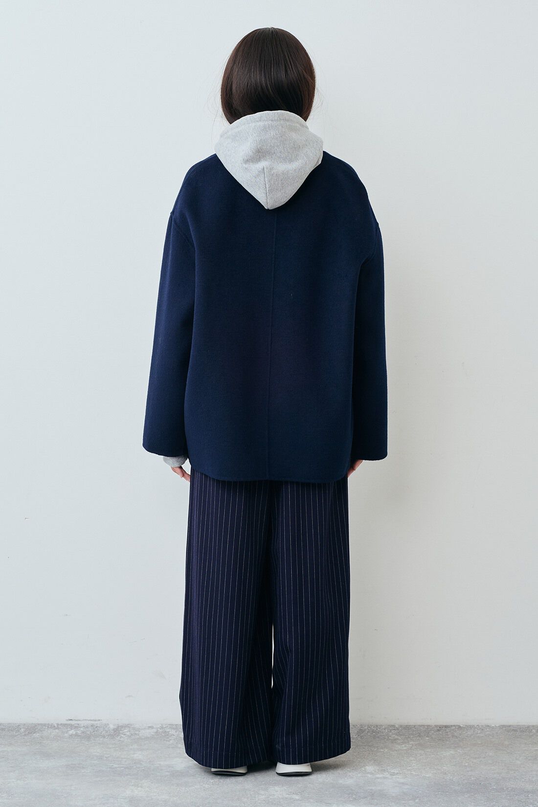 THREE FIFTY STANDARD|THREE FIFTY STANDARD リバー仕立てのウール混ノーカラーコート〈ネイビー〉|モデル身長：163cm 着用サイズ：M