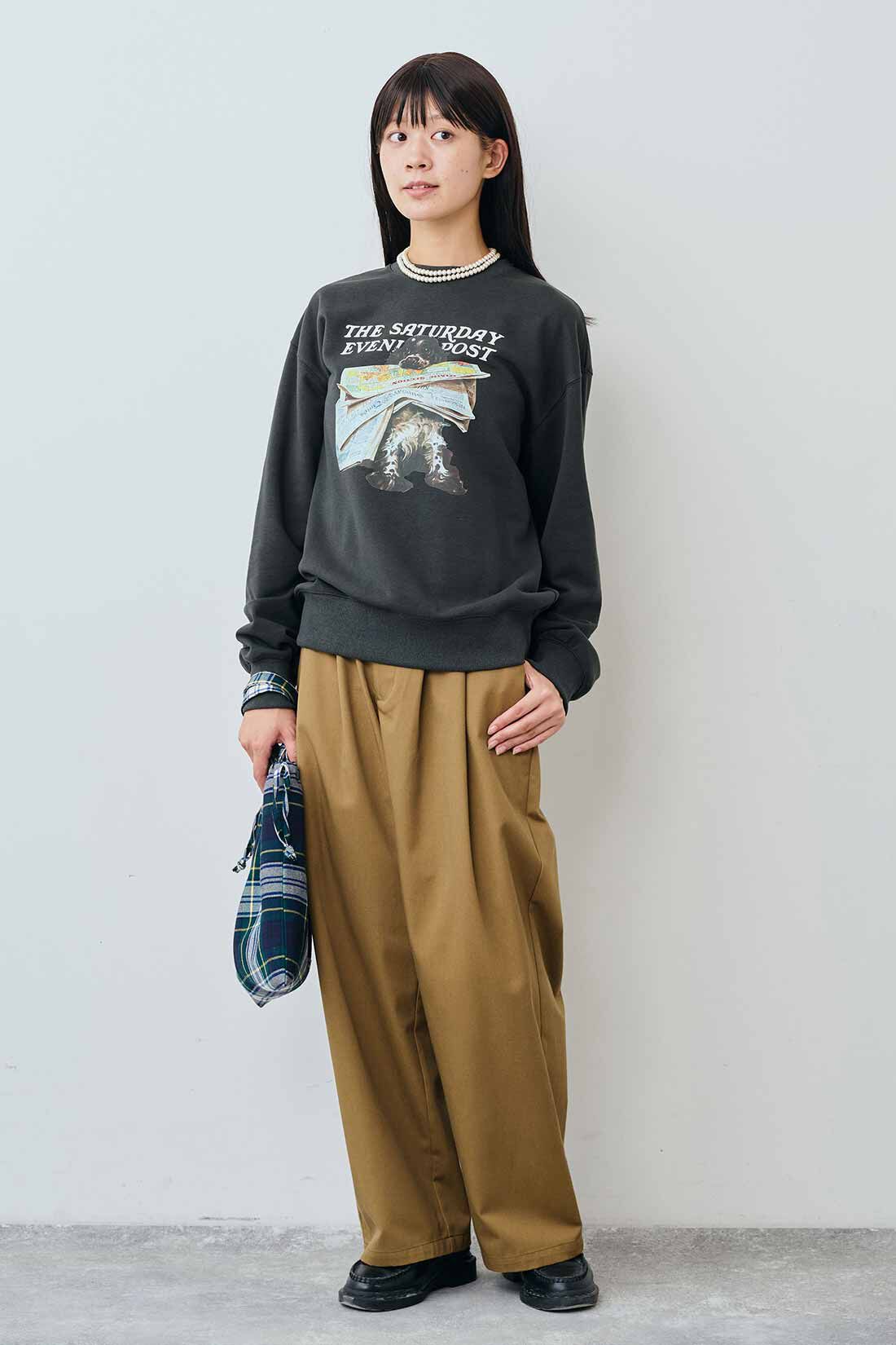 THREE FIFTY STANDARD|Saturday Evening Post プリントトレーナー〈チャコールグレー〉とカジュアルすぎないチノパンツ〈キャメル〉のコーディネート THREE FIFTY STANDARD|Saturday Evening Post プリントトレーナー〈チャコールグレー〉とカジュアルすぎないチノパンツ〈キャメル〉のコーディネート