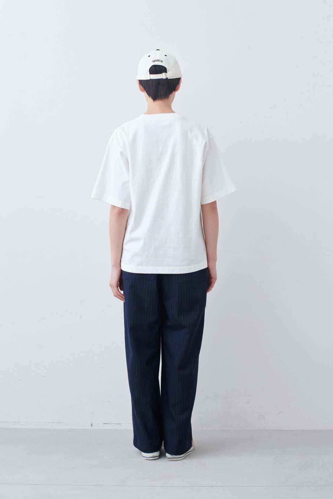 THREE FIFTY STANDARD|THREE FIFTY STANDARD　丸胴仕様のロゴプリントＴシャツ〈オフホワイト〉|モデル身長：163cm　着用サイズ：M