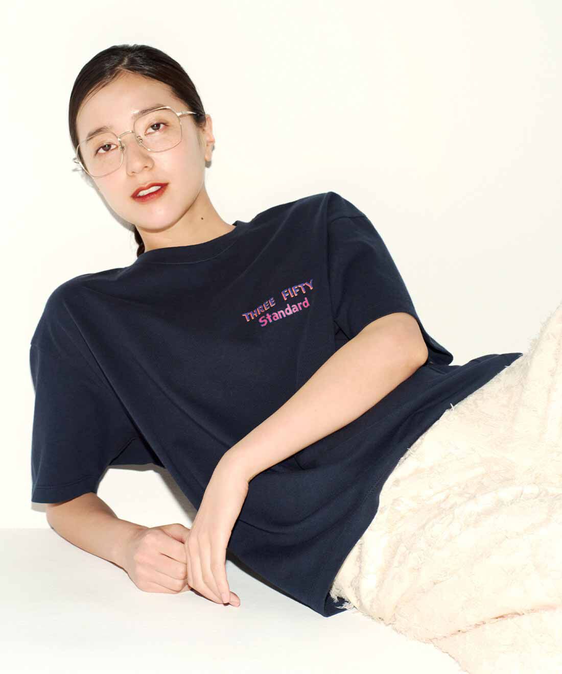 THREE FIFTY STANDARD［スリーフィフティースタンダード］|THREE FIFTY STANDARD She Chimp さんのタイポグラフィーTシャツ by LOVE＆PEACE PROJECT〈ネイビー〉