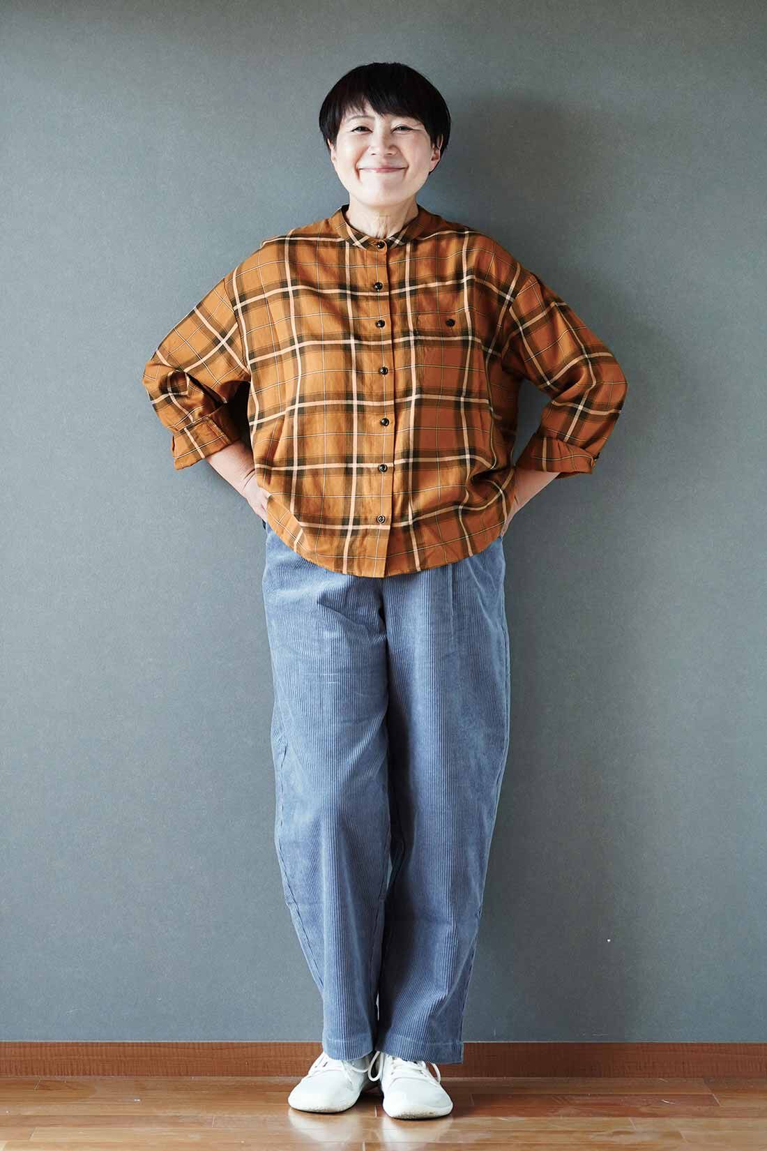 THREE FIFTY STANDARD|THREE FIFTY STANDARD 金子敦子さんと作った 一枚で着こなしが完成するチェックシャツ〈マスタード〉|コーデュロイパンツをはいただけのワンツーコーデ。「チェック柄がミニマムな装いを格上に見せてくれます」。