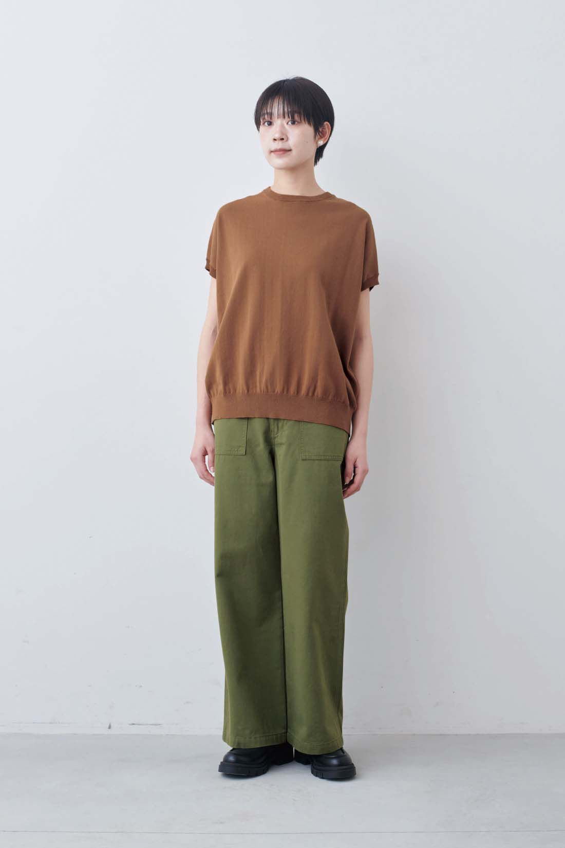 THREE FIFTY STANDARD|THREE FIFTY STANDARD　ベーシックなベイカーパンツ〈カーキグリーン〉|モデル身長：163cm　着用サイズ：M