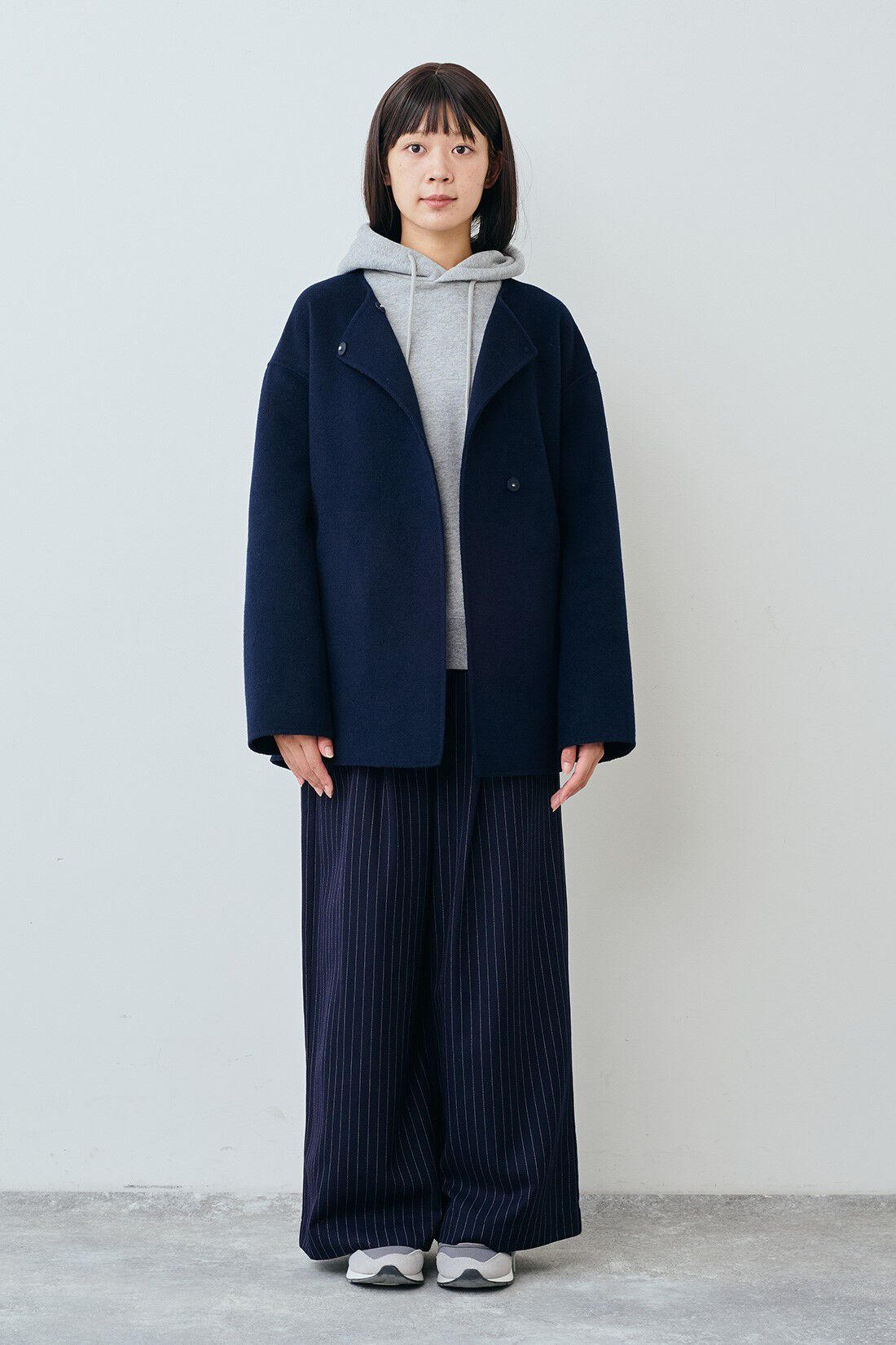 THREE FIFTY STANDARD|THREE FIFTY STANDARD リバー仕立てのウール混ノーカラーコート〈ネイビー〉|モデル身長：163cm 着用サイズ：M