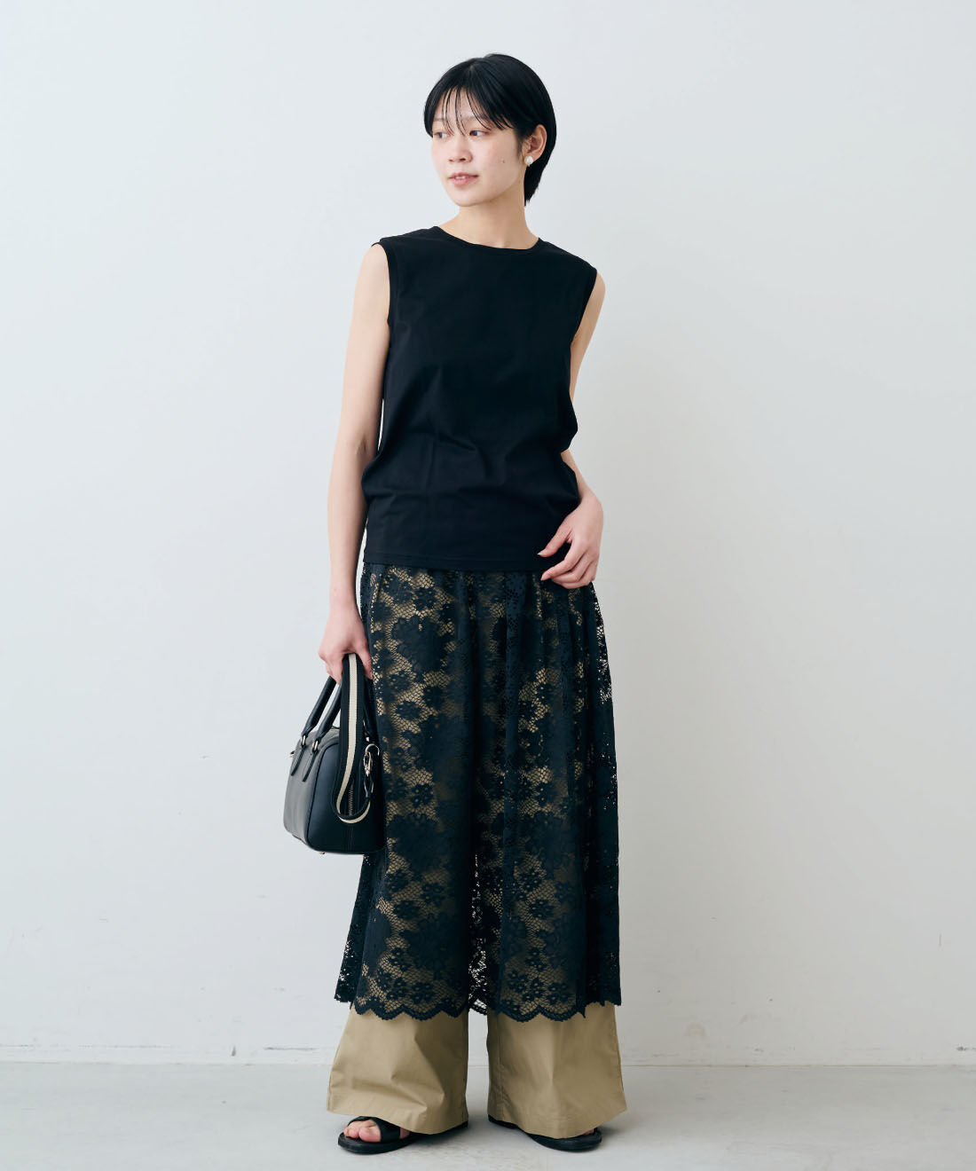 THREE FIFTY STANDARD|綿100％ 上品 接触冷感素材 ワイドパンツ 〈カーキベージュ〉とペチコート付き レース ギャザースカート 〈ブラック〉のコーディネート
