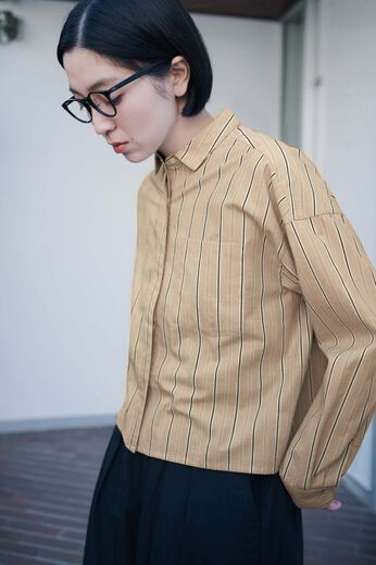 THREE FIFTY STANDARD［スリーフィフティースタンダード］ | クロップド丈のストライプシャツ〈シナモンベージュ〉