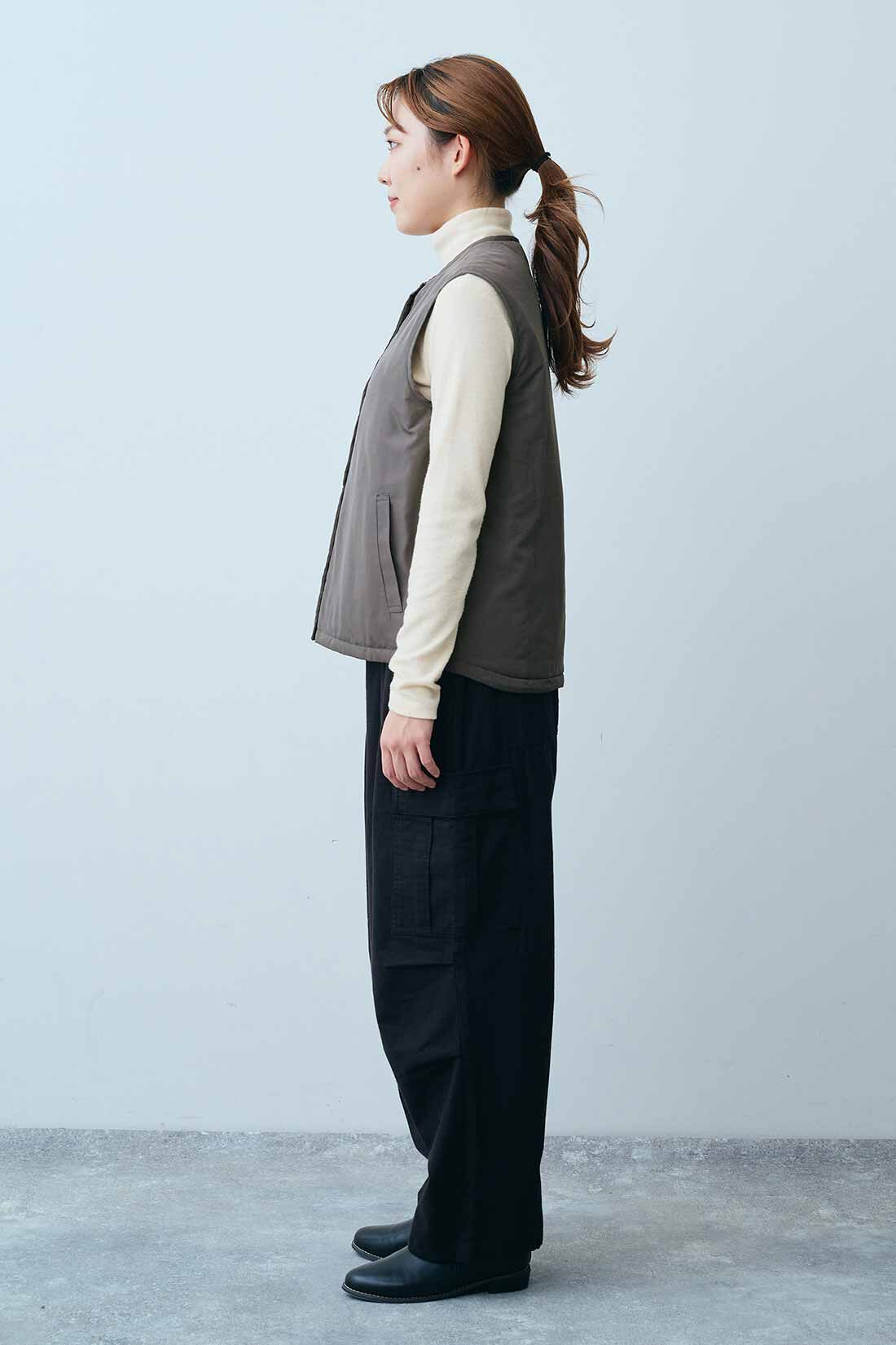 THREE FIFTY STANDARD|THREE FIFTY STANDARD リバーシブルでも着られる 中わたベスト〈チャコール×ベージュ〉|後ろ長めの丈感で腰まで冷え知らず　モデル身長：165cm　着用サイズ：M