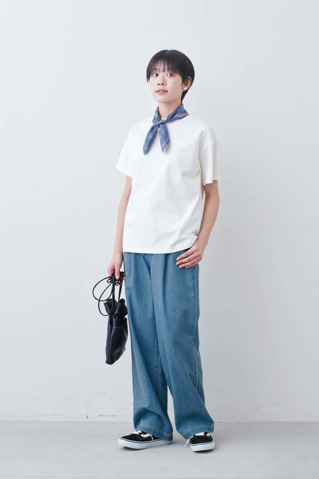THREE FIFTY STANDARD|シルキーな肌ざわりのベーシックなTシャツの会とライトデニムのタックワイドパンツとヴィンテージのようなシルクスカーフ〈ネイビー〉のコーディネート
