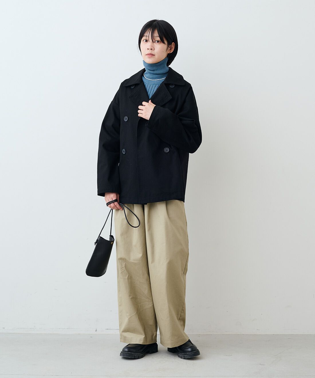 THREE FIFTY STANDARD［スリーフィフティースタンダード］|コットン１００％リブタートル　ＴＦＳと綿麻タックイージーパンツカーキベージュ　ＴＦＳと貝パールのバロック風ネックレス　ＴＦＳのコーディネート|モデル身長：163cm 着用サイズ：M