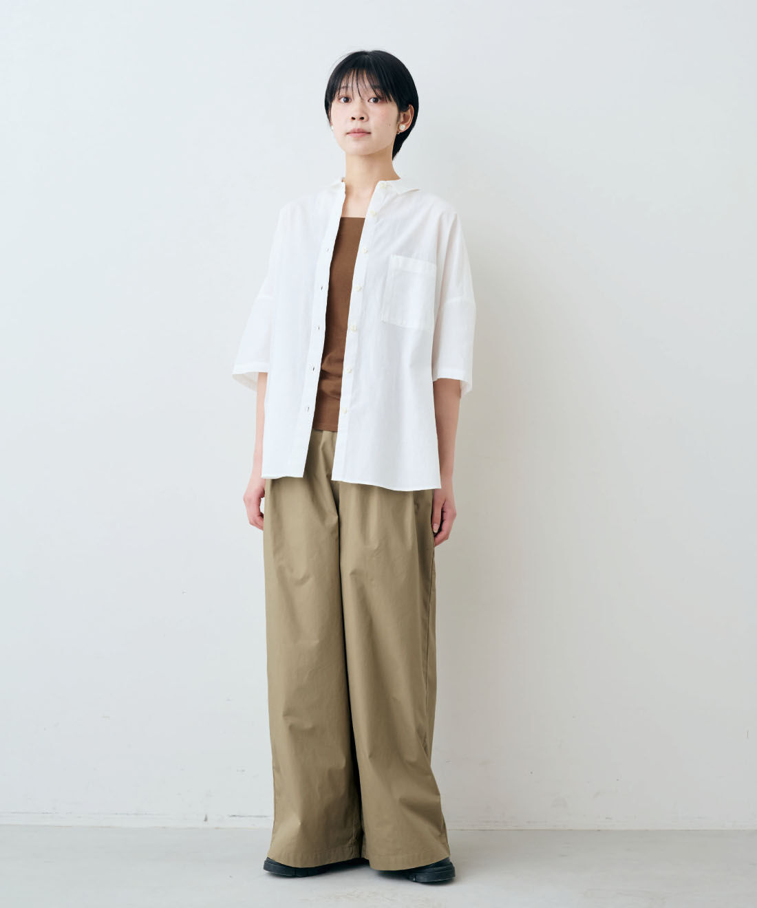 THREE FIFTY STANDARD［スリーフィフティースタンダード］|綿混 ベア天じく ブラキャミソールと綿100％ 上品 接触冷感素材 ワイドパンツ 〈カーキベージュ〉のコーディネート