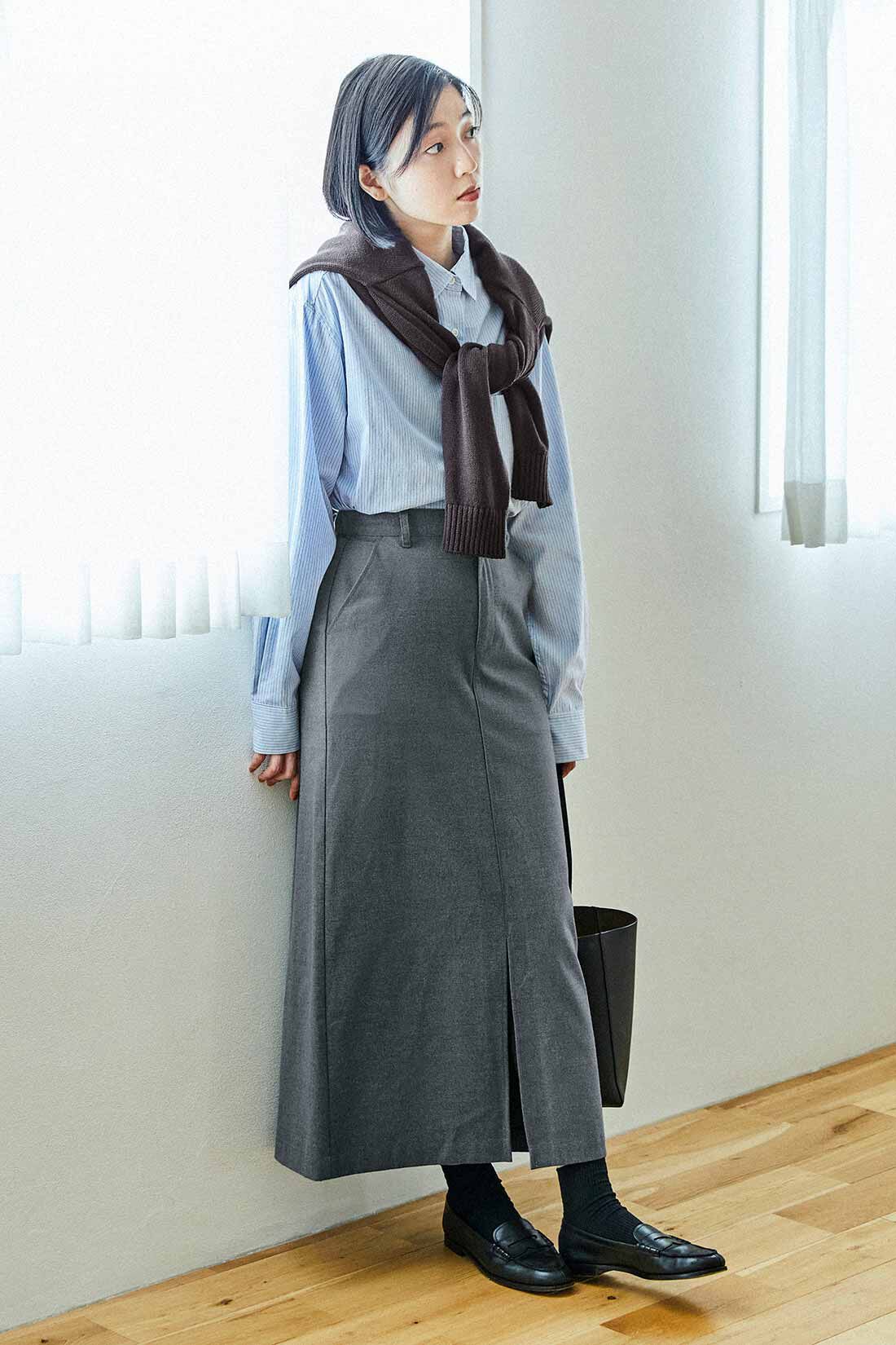 THREE FIFTY STANDARD|小谷 実由さんと作った ストライプのシャツ〈ブルー〉とフロントスリットのタイトスカート〈杢グレー〉のコーディネート